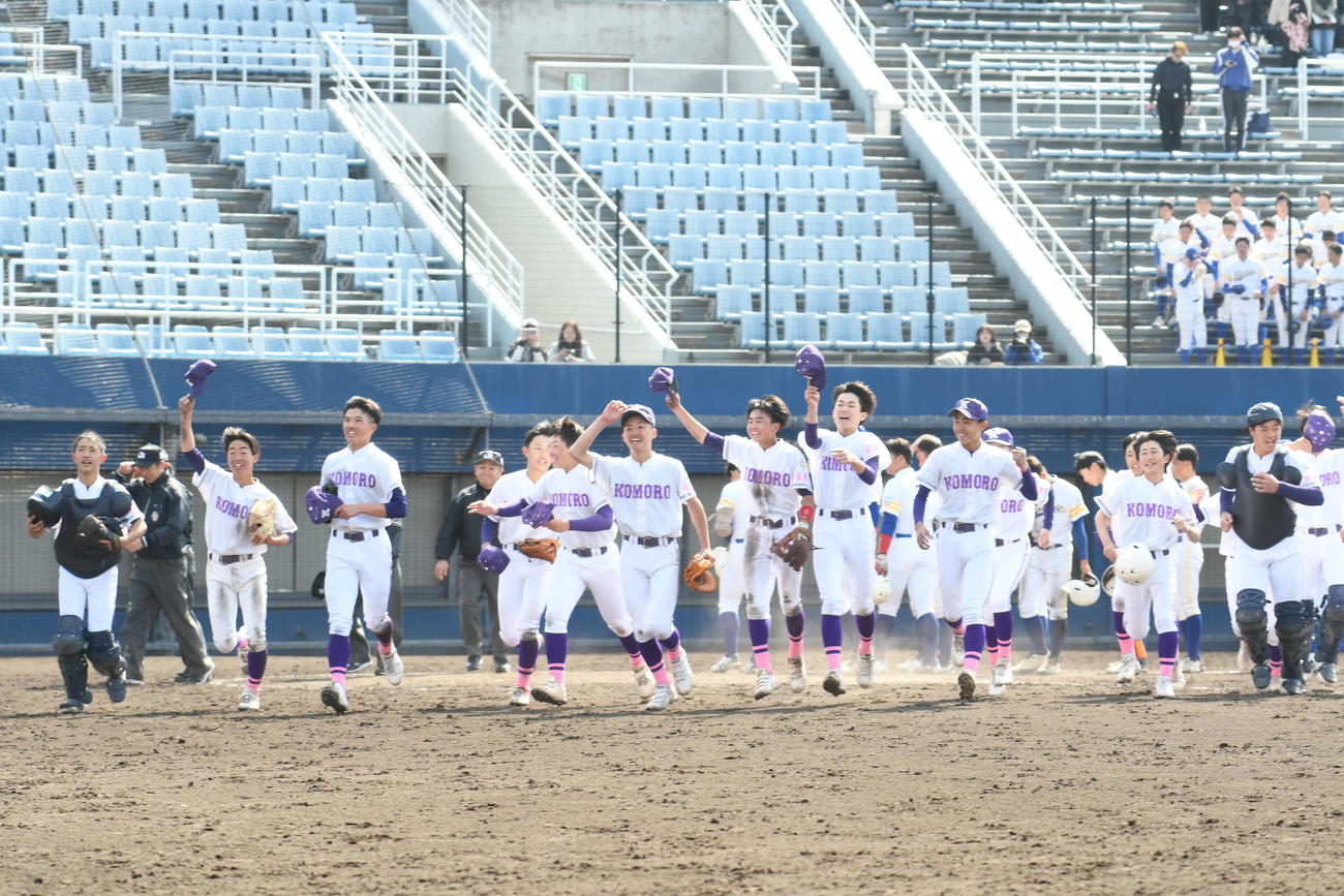 小諸対取手　試合を終え、応援席に手を振る小諸ナイン（撮影・久我悟）