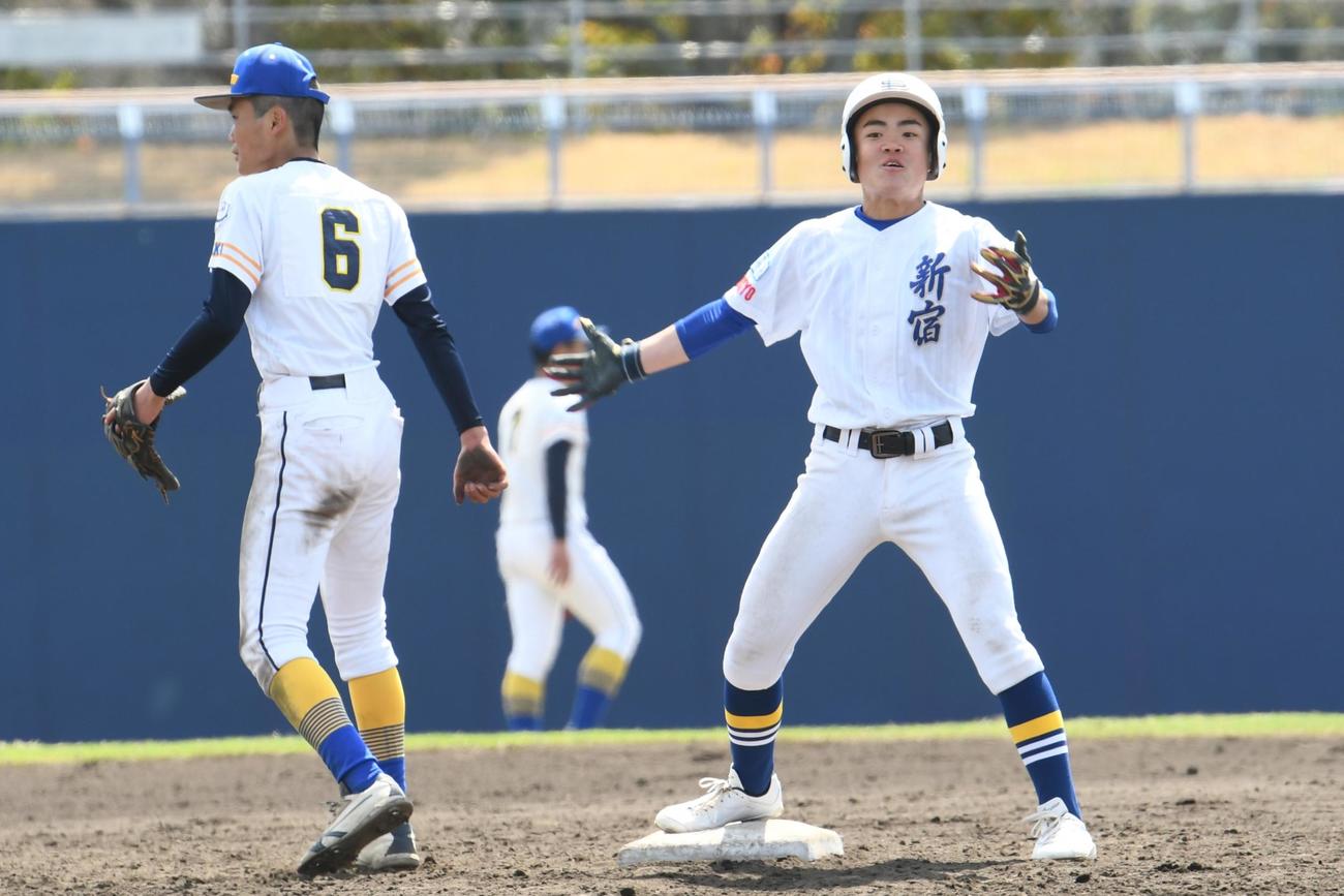 新宿対堺泉北　4回裏1死一塁、二塁打を放った小諸・坂本はベンチのナインを鼓舞した（撮影・久我悟）