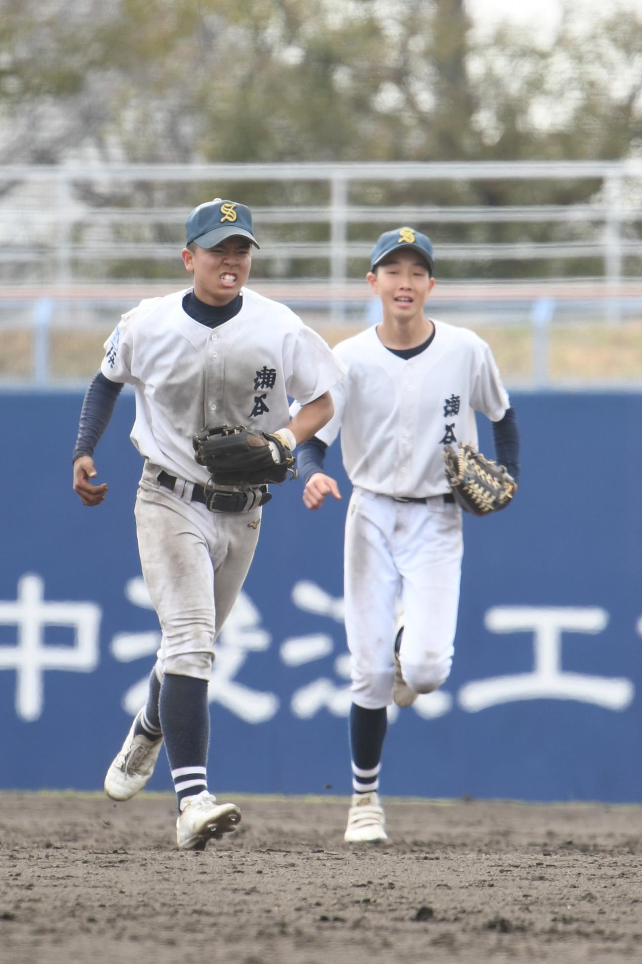 瀬谷対八千代中央　ウイニングボールをキャッチした瀬谷の平野は、痛みをこらえながら整列に加わった（撮影・久我悟）