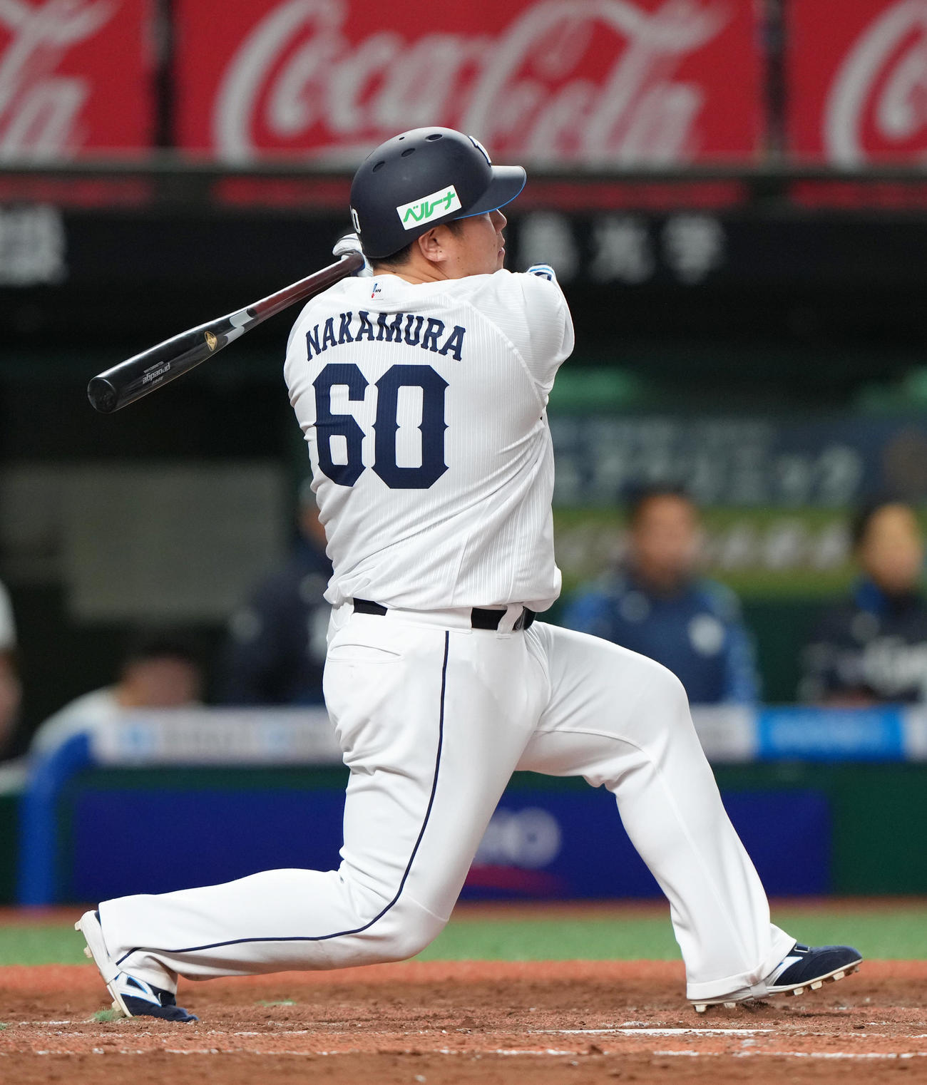西武対日本ハム　8回裏西武1死一塁、中村剛は右前打を放つ（撮影・足立雅史）