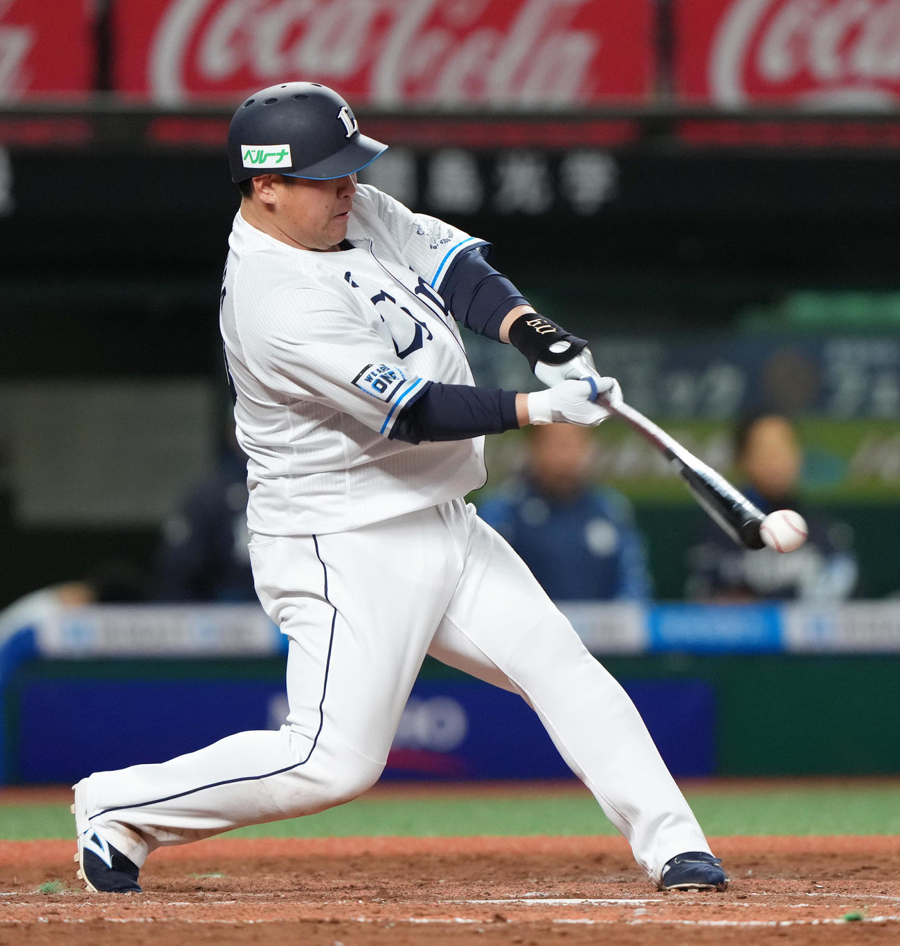 西武対日本ハム　8回裏西武1死一塁、中村剛は右前打を放つ（撮影・足立雅史）