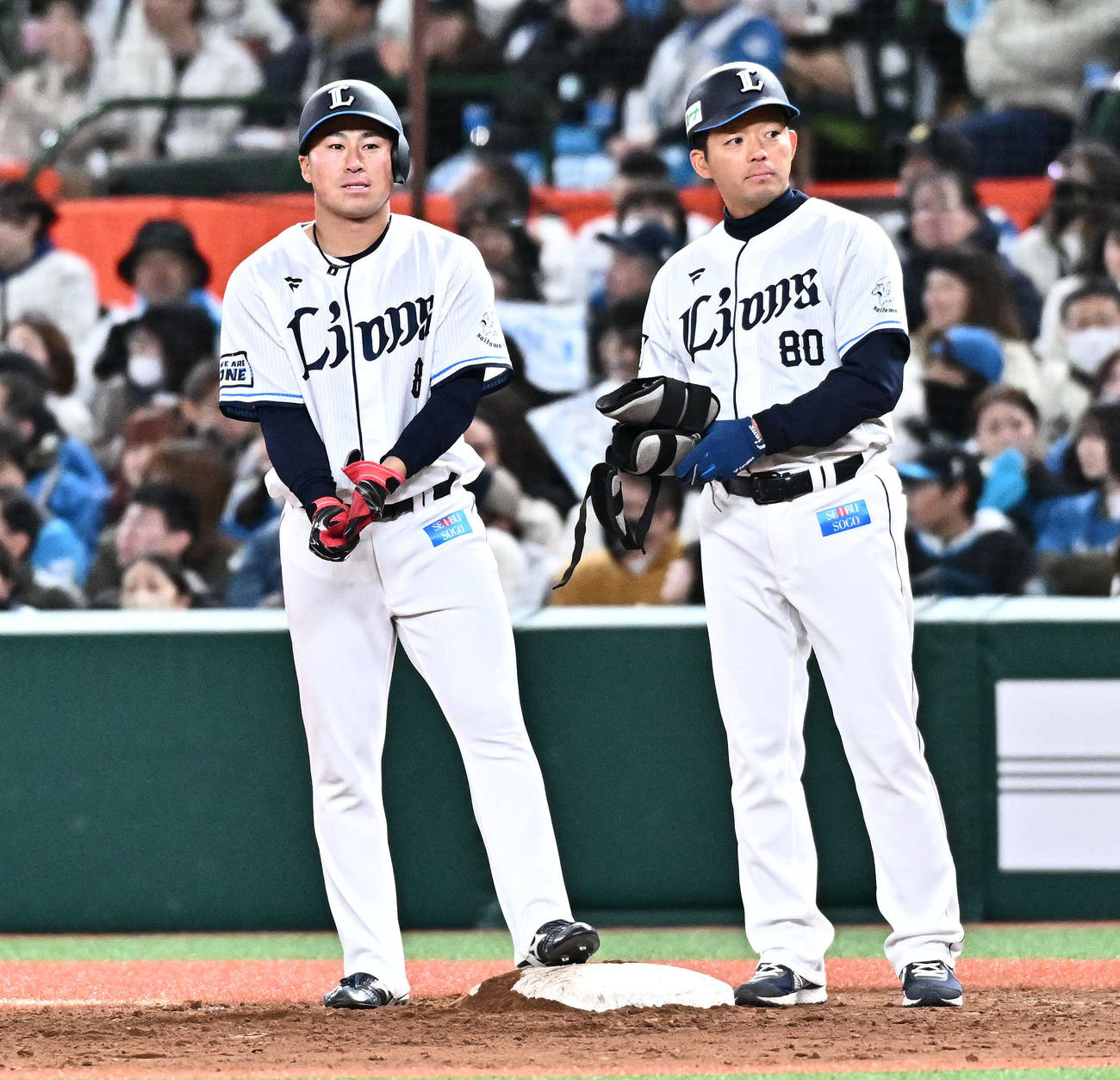 西武対日本ハム　8回裏西武1死一、三塁、適時打を放った渡部聖（左）（撮影・滝沢徹郎）