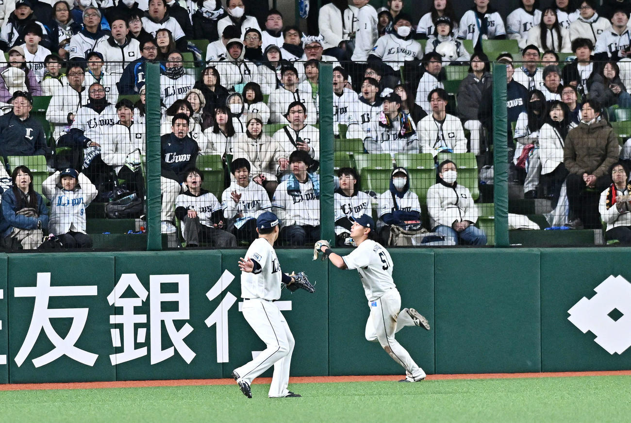西武対日本ハム　10回表日本ハム2死、郡司の打球を見失いエンタイトルツーベースを許す左翼手渡部聖（左）と中堅手西川（撮影・滝沢徹郎）