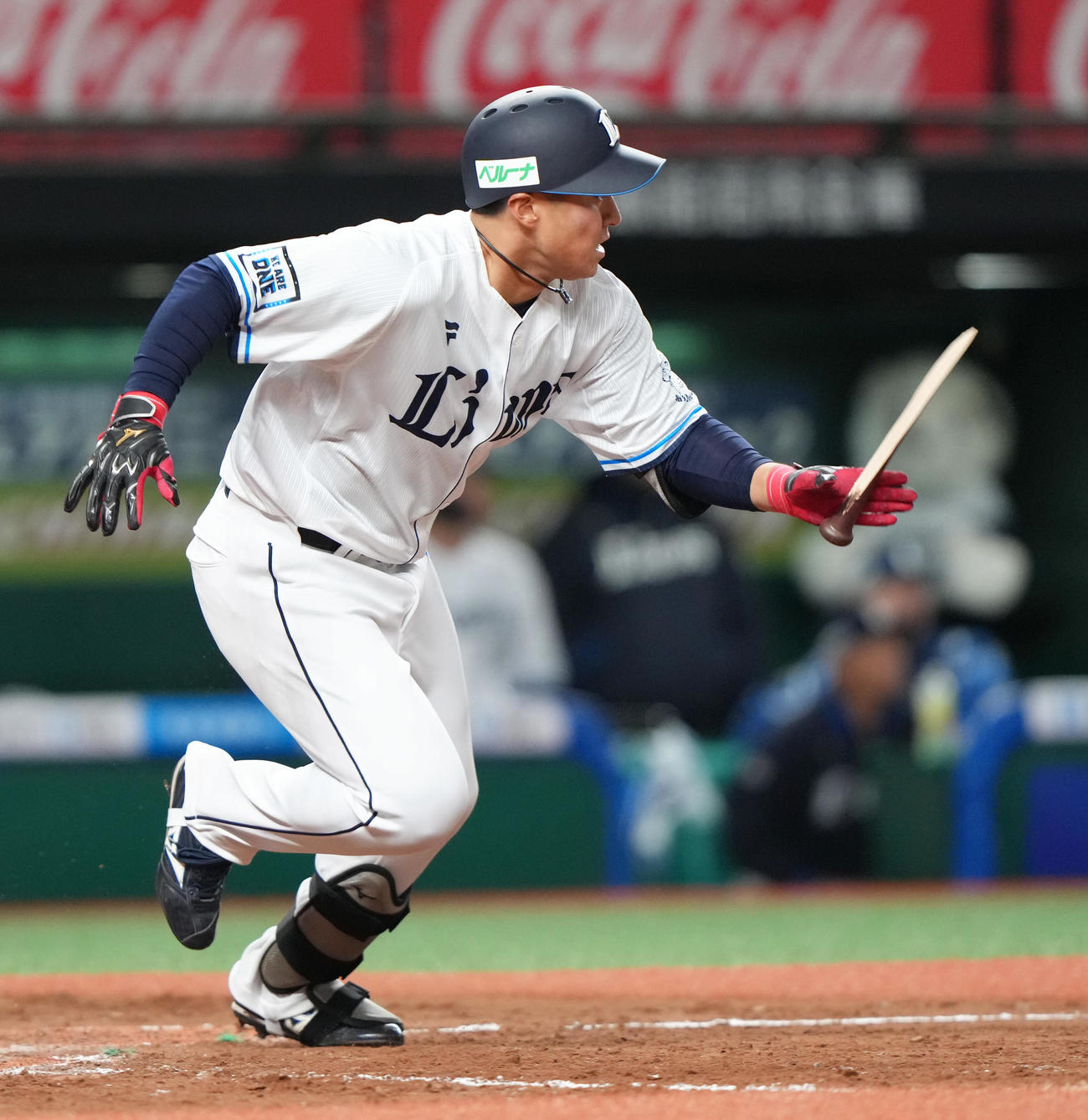 西武対日本ハム　8回裏西武1死一、三塁、渡部聖はバットを折りながら左前適時打を放つ（撮影・足立雅史）