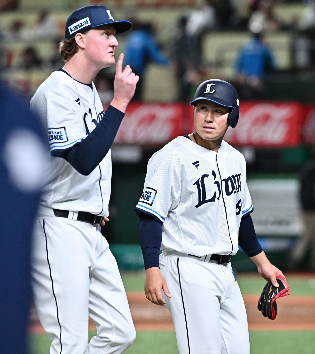 西武対日本ハム　試合後、西武ウィンゲンター（左）は渡部聖と話す（撮影・滝沢徹郎）