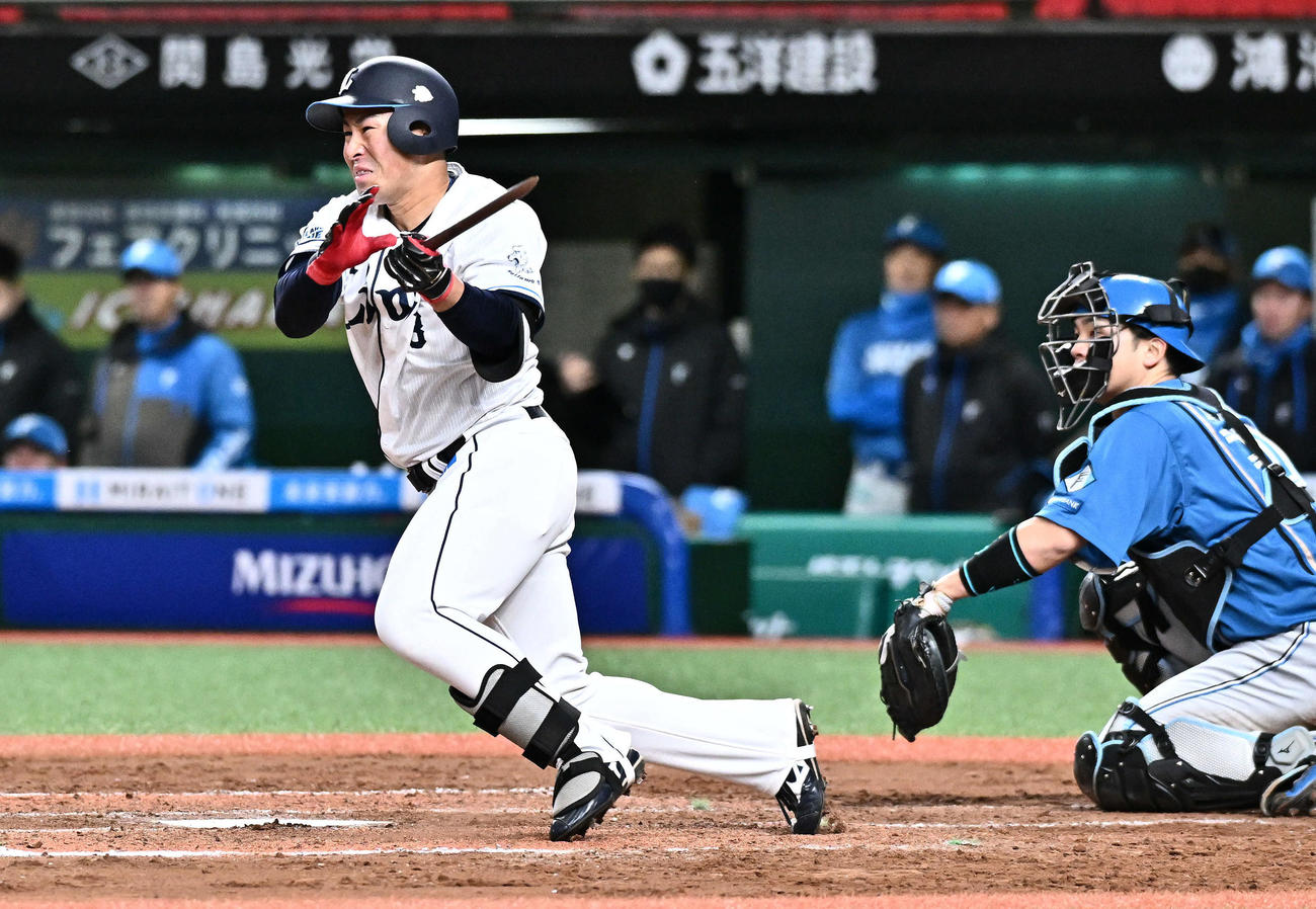 西武対日本ハム　8回裏西武1死一、三塁、渡部聖はバットを折られながら左翼に適時打を放つ（撮影・滝沢徹郎）