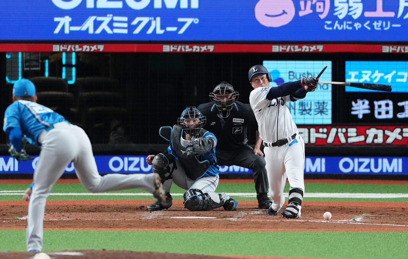 西武対日本ハム　8回裏西武1死一、三塁、バットを折りながらも左前適時打を放つ渡部聖。投手杉浦（撮影・横山健太）