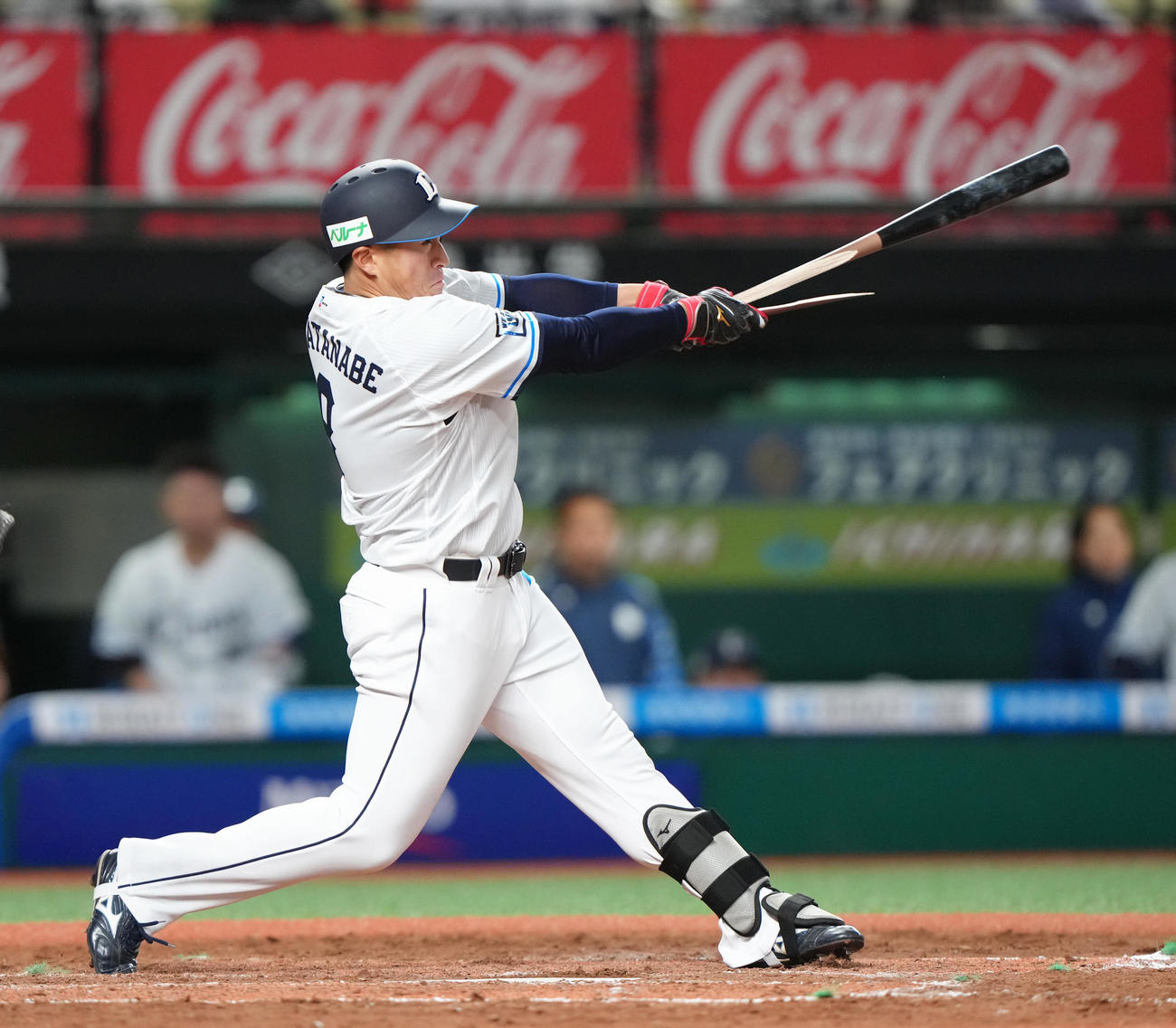 西武対日本ハム　8回裏西武1死一、三塁、渡部聖はバットを折りながら左前適時打を放つ（撮影・足立雅史）