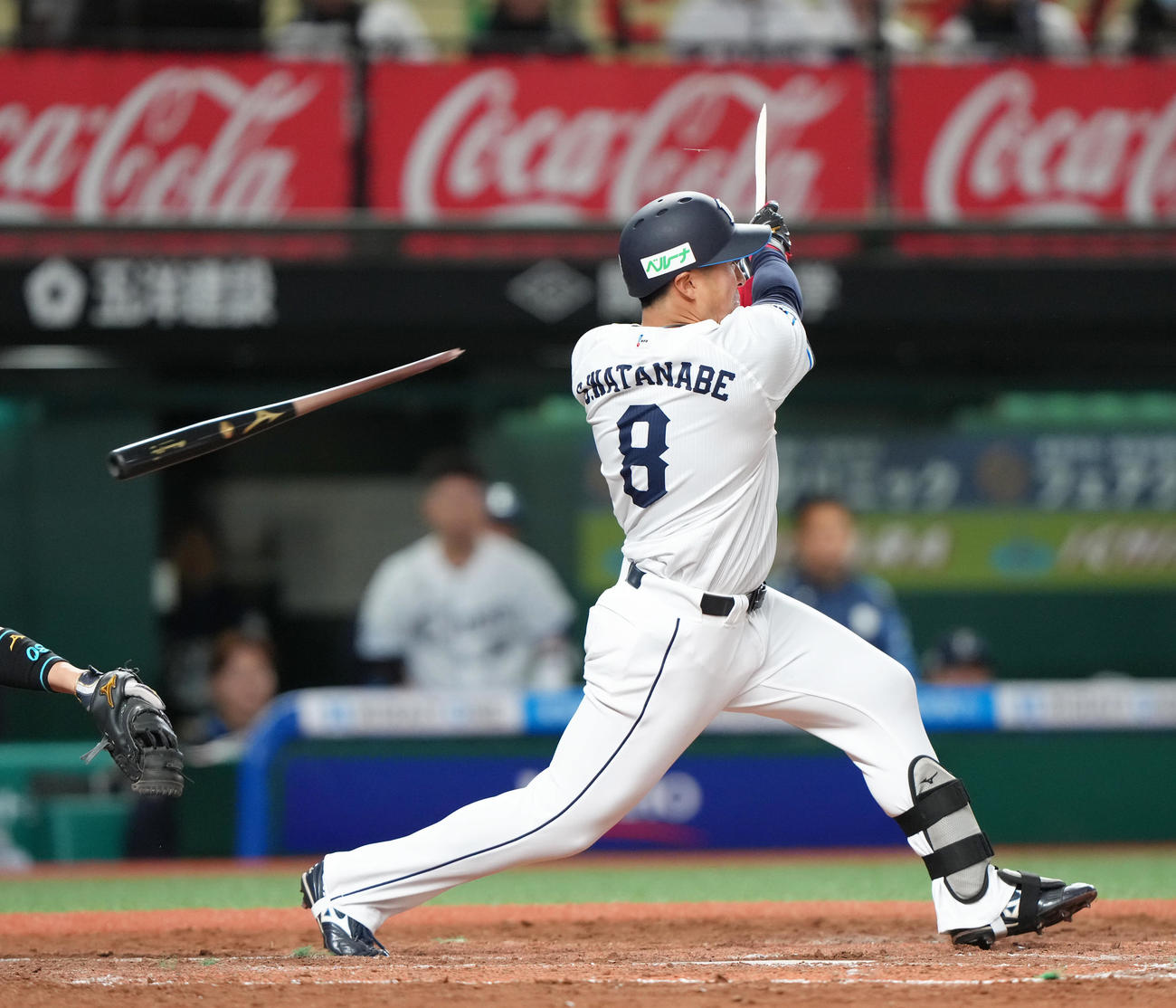 西武対日本ハム　8回裏西武1死一、三塁、渡部聖はバットを折りながら左前適時打を放つ（撮影・足立雅史）