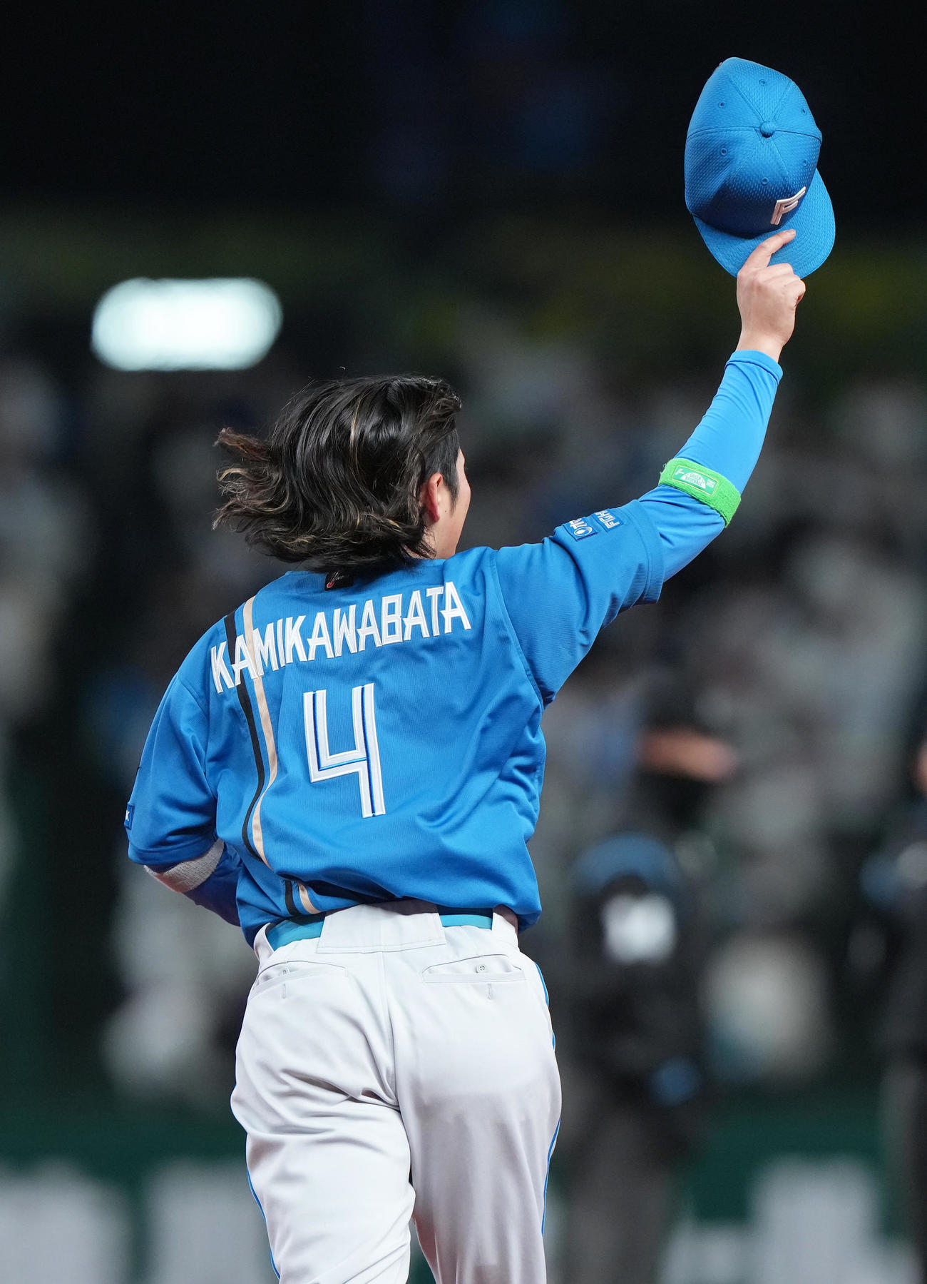 西武対日本ハム　10回裏、スタンドの声援を受けながら守備位置に向かう日本ハム上川畑（撮影・足立雅史）