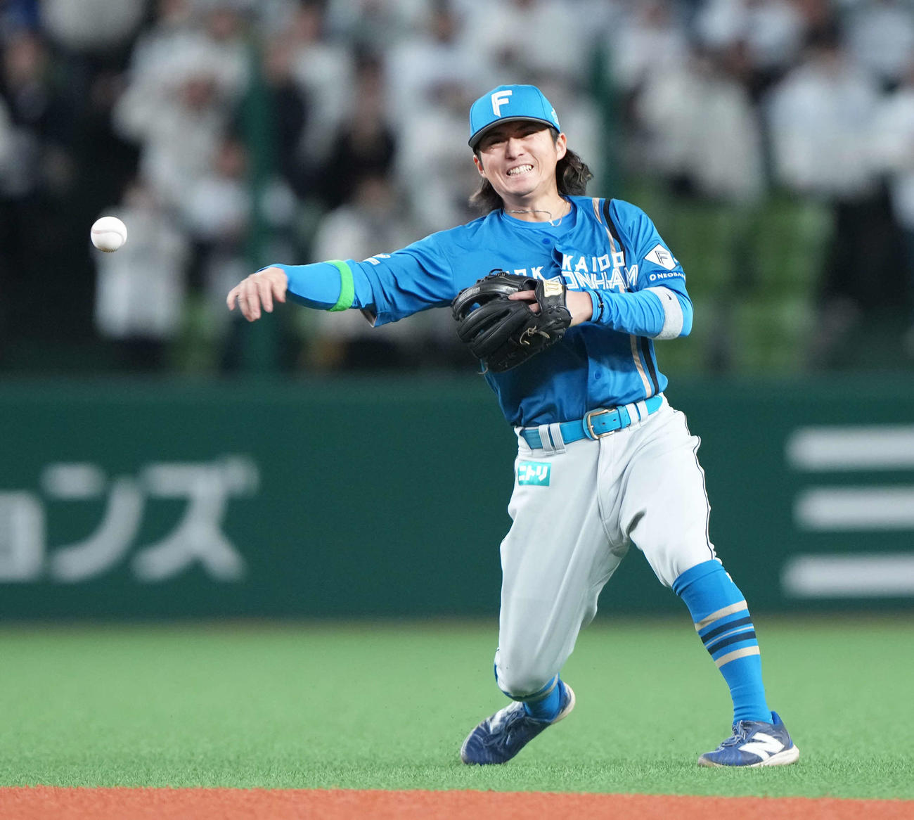 西武対日本ハム　9回裏西武無死、古賀悠の打球に好守備を見せ二ゴロとする上川畑（撮影・足立雅史）