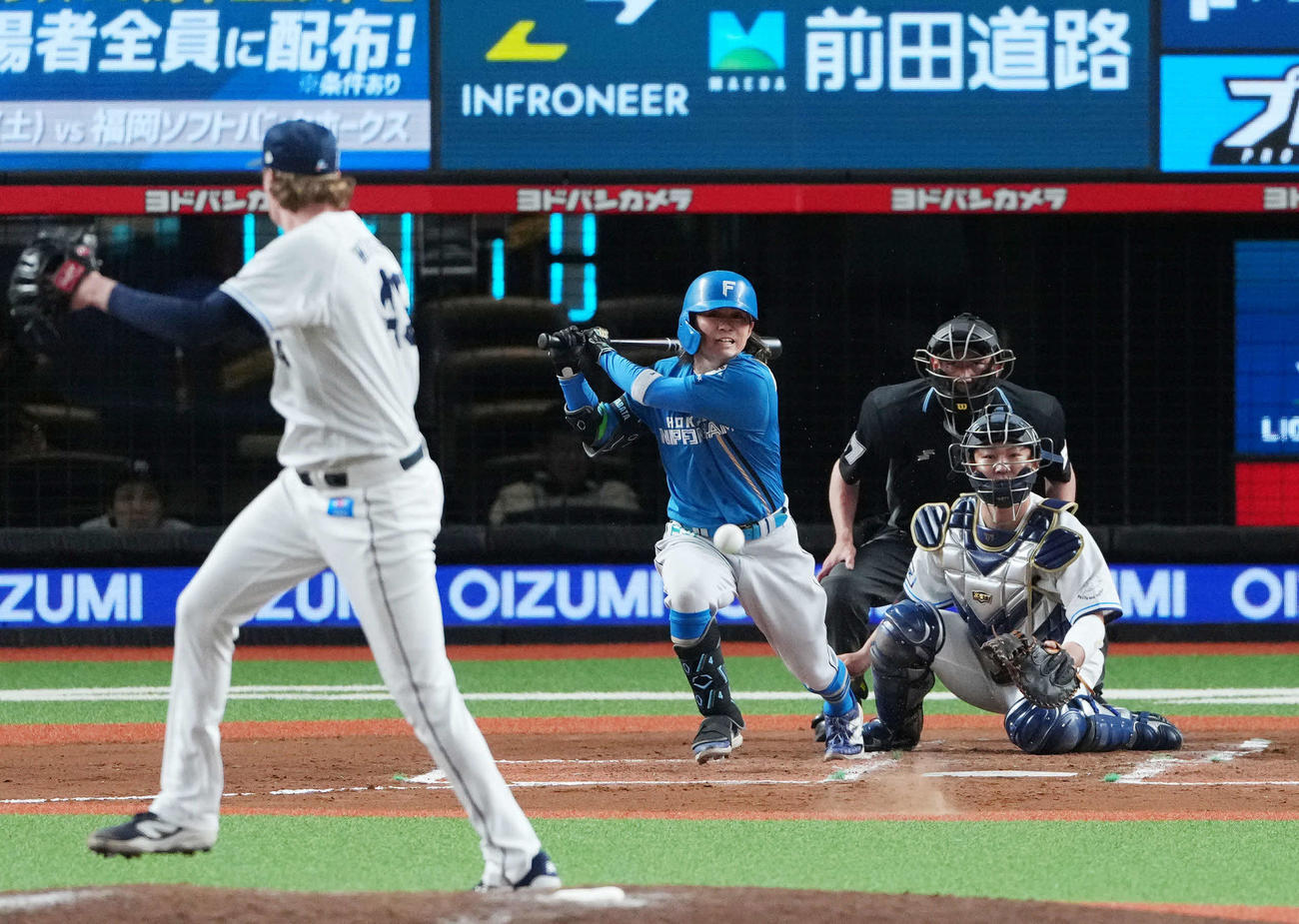 西武対日本ハム　10回表日本ハム2死二、三塁、中前適時打を放つ上川畑。投手ウィンゲンター（撮影・横山健太）