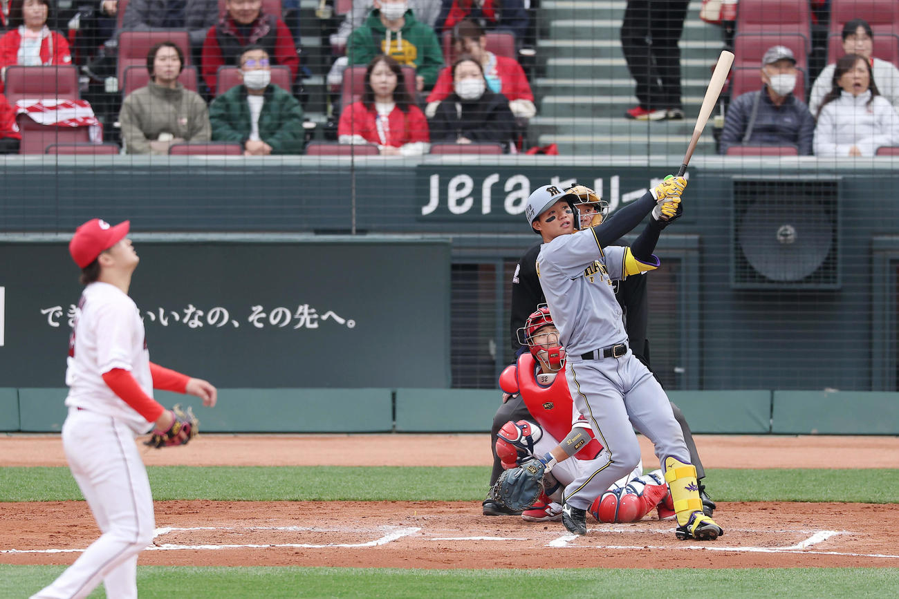 広島対阪神　6回表阪神2死二塁、逆転の左越え2点本塁打を放つ森下。投手床田（撮影・前田充）