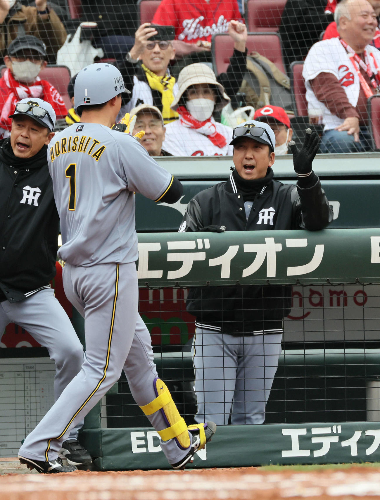 広島対阪神　6回表阪神2死二塁、逆転の左越え2点本塁打を放った森下を迎える藤川監督（撮影・加藤孝規）