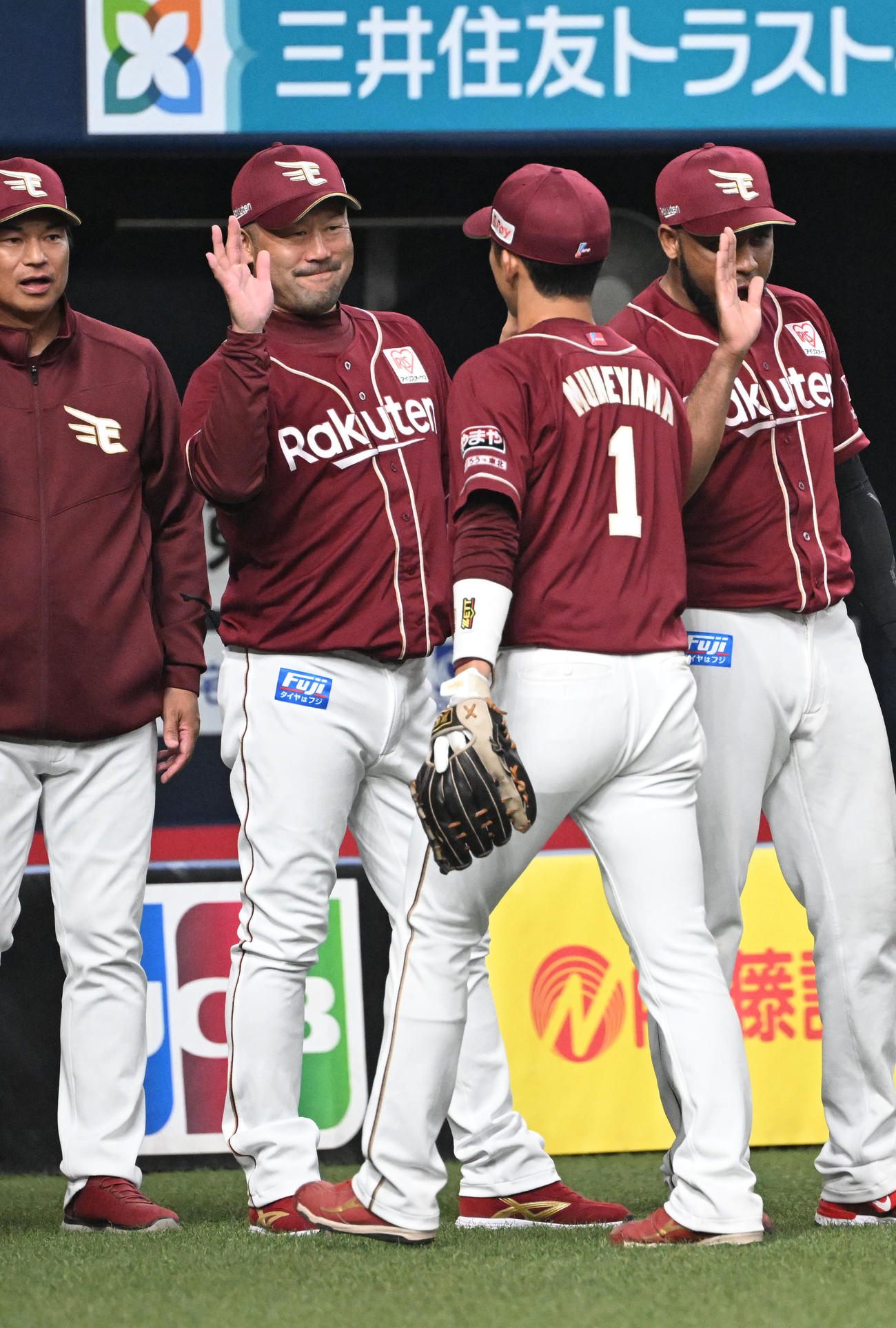 オリックス対楽天　オリックスに勝利しタッチを交わす宗山（右）と楽天三木監督（撮影・和賀正仁）