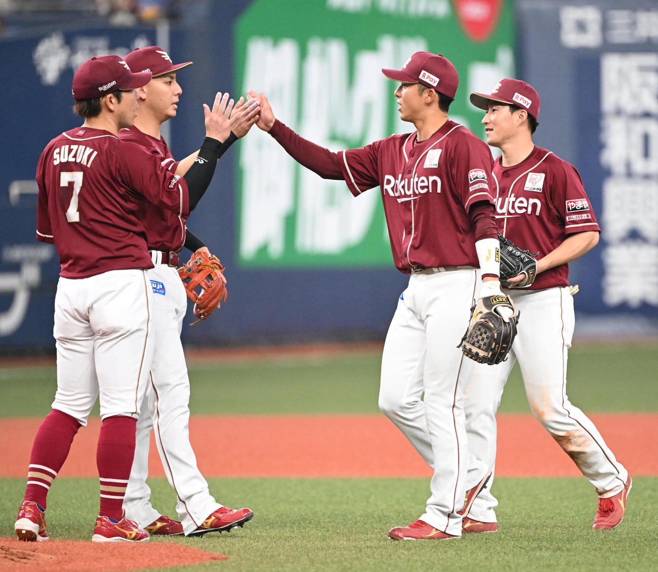 オリックス対楽天　オリックスに勝利しタッチを交わす宗山（右から2人目）ら楽天ナイン（撮影・和賀正仁）