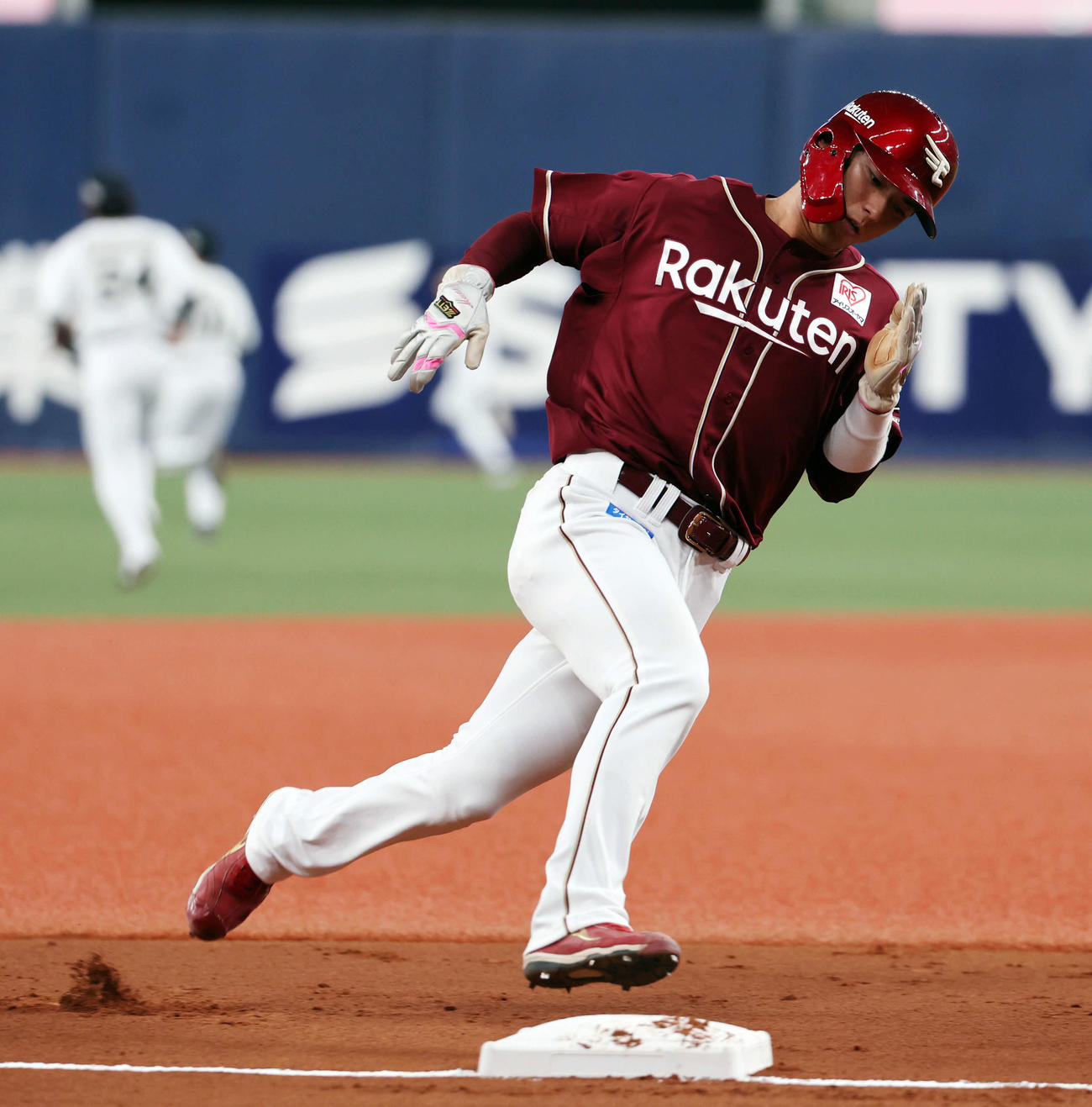 オリックス対楽天　3回表楽天1死二塁、二走の宗山は小郷の適時三塁打で本塁へ向かう（撮影・西尾就之）