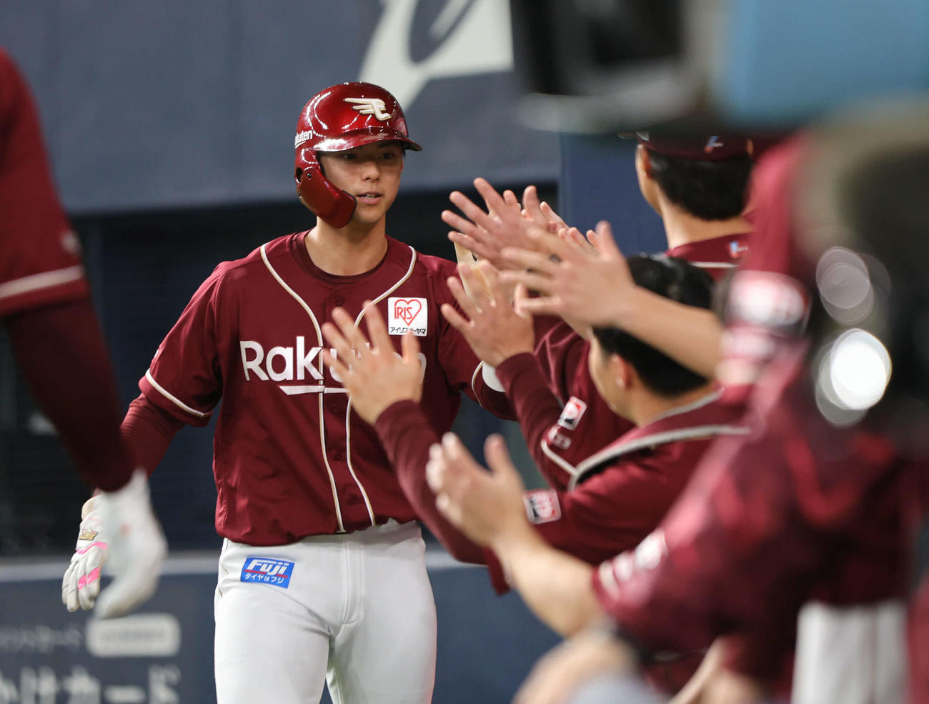 オリックス対楽天　3回表楽天1死二塁、二走の宗山は小郷の適時三塁打で生還しナインの祝福を受ける（撮影・西尾就之）