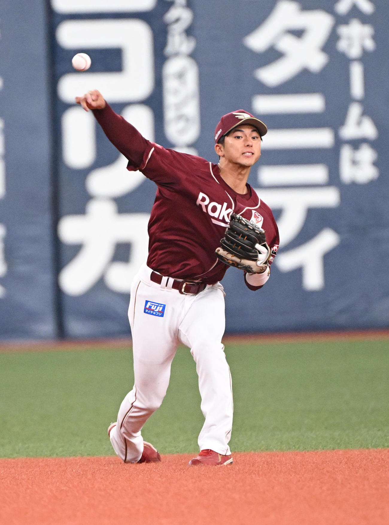 オリックス対楽天　2回裏オリックス2死、頓宮の打球を一塁に悪送球する遊撃手宗山（撮影・和賀正仁）
