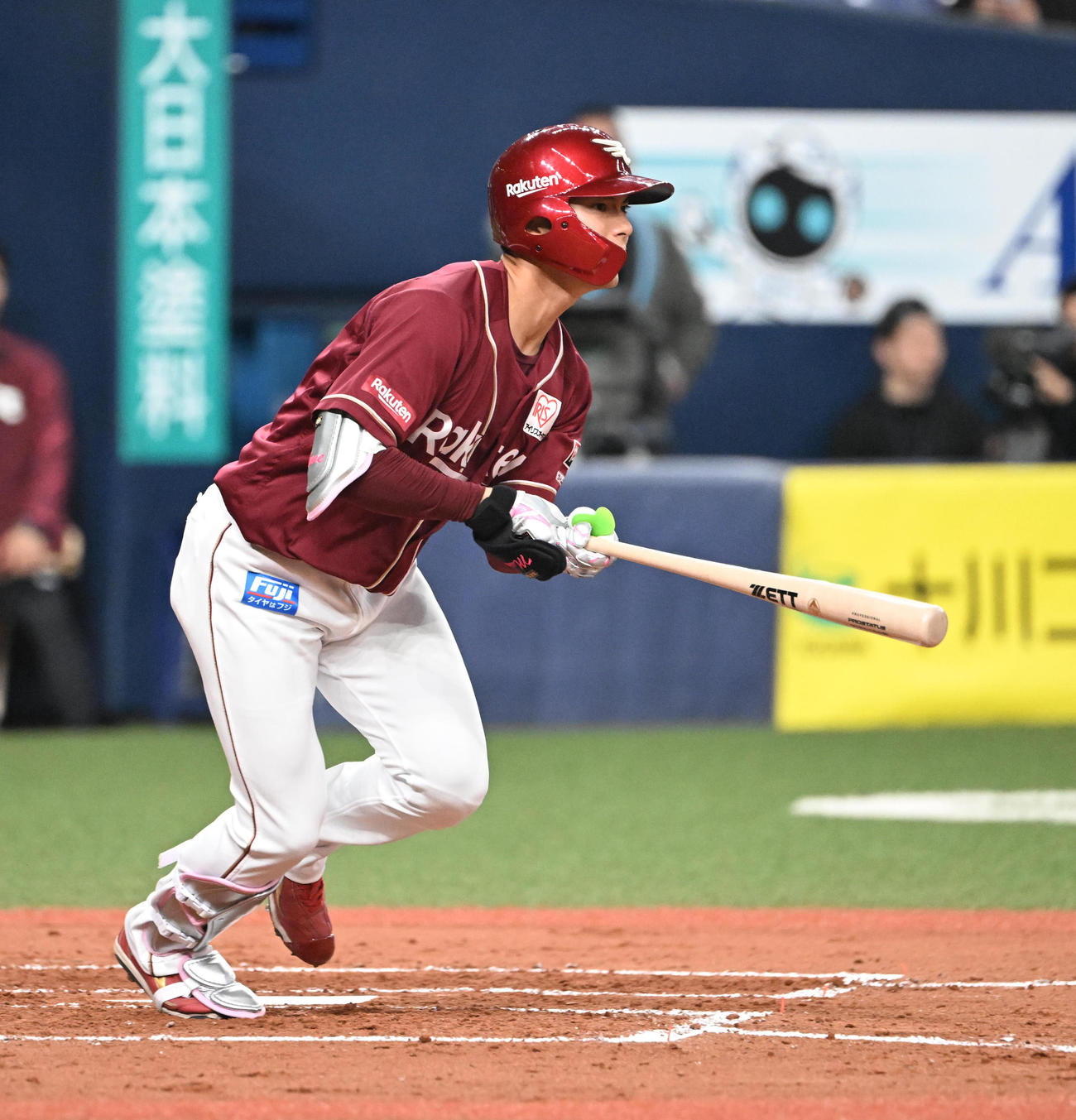 オリックス対楽天　3回表楽天1死、右翼に二塁打を放つ宗山（撮影・和賀正仁）