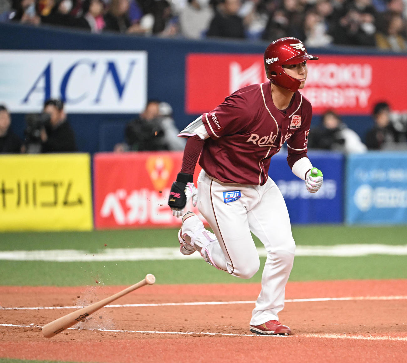 オリックス対楽天　3回表楽天1死、右翼に二塁打を放つ宗山（撮影・和賀正仁）