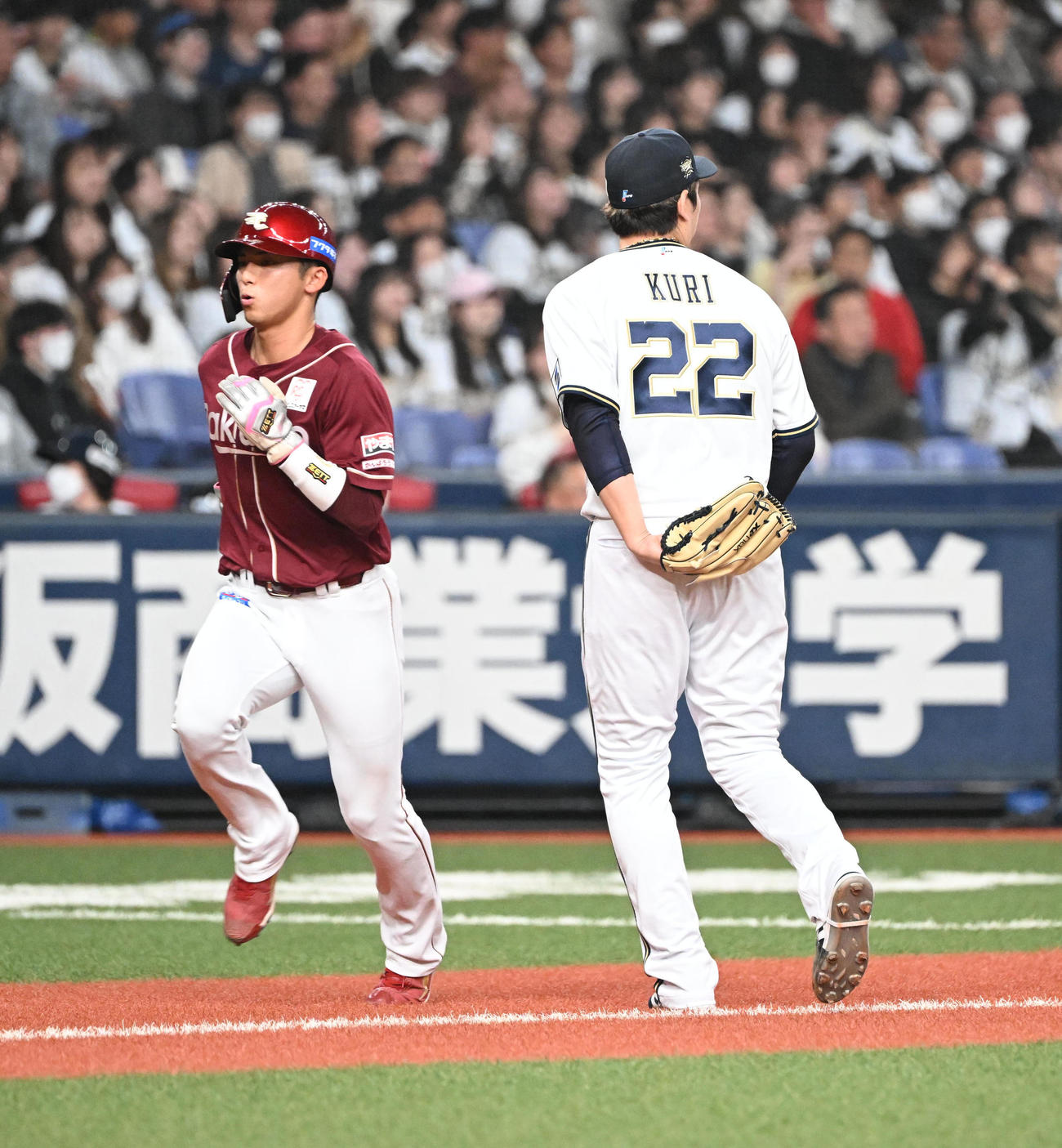 オリックス対楽天　3回表楽天1死二塁、小郷の適時三塁打で生還する宗山、右は九里（撮影・和賀正仁）