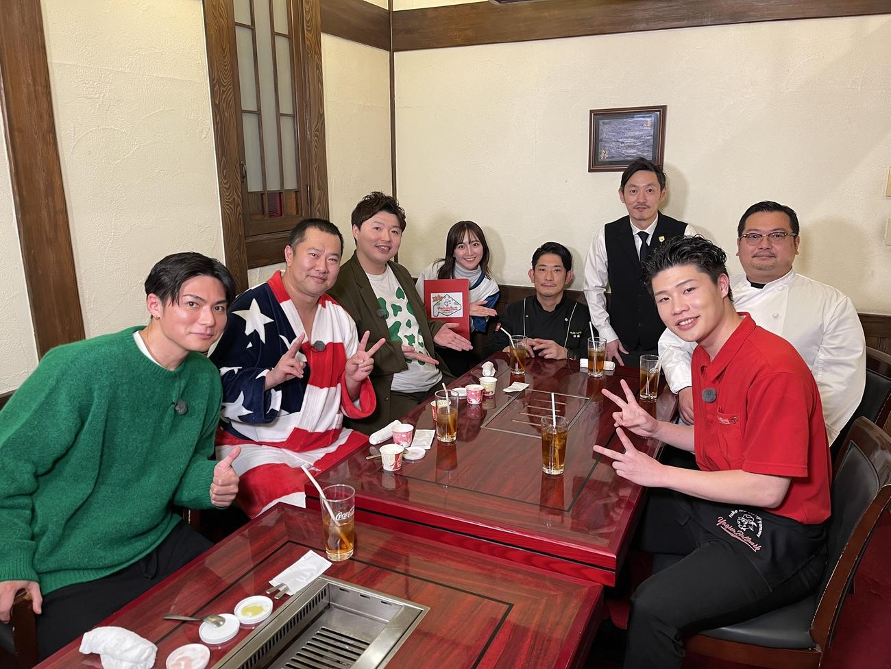 エスコンフィールドでEXILE SHOKICHI（左）がプロデュースする飲食店「Yagien Ballpark」の番組「出張！Yagien Ballpark」（UHB）の出演者たち（C）North Culture 8