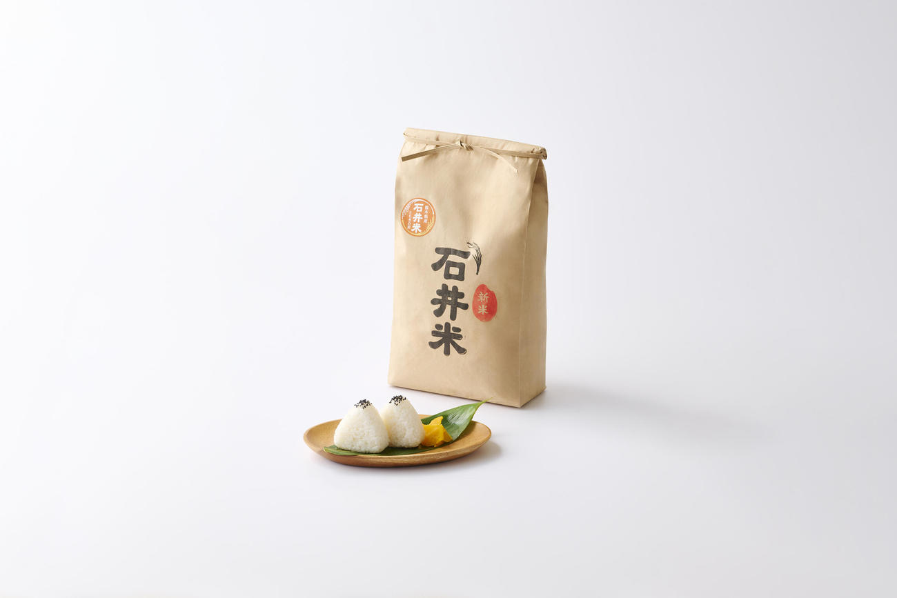 エスコンフィールドにある「Yagien Ballpark」で定番メニューとなる「石井一成選手ご実家の石井米を使用した　ザ・塩むすび」（C）North Culture 8