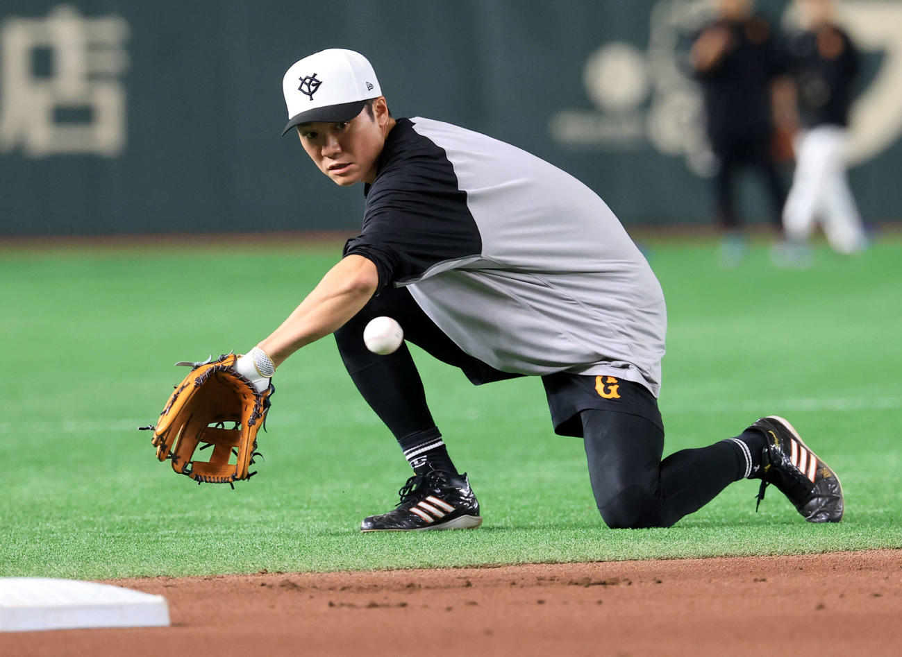 巨人対ヤクルト　三塁ノックをする巨人坂本（撮影・浅見桂子）