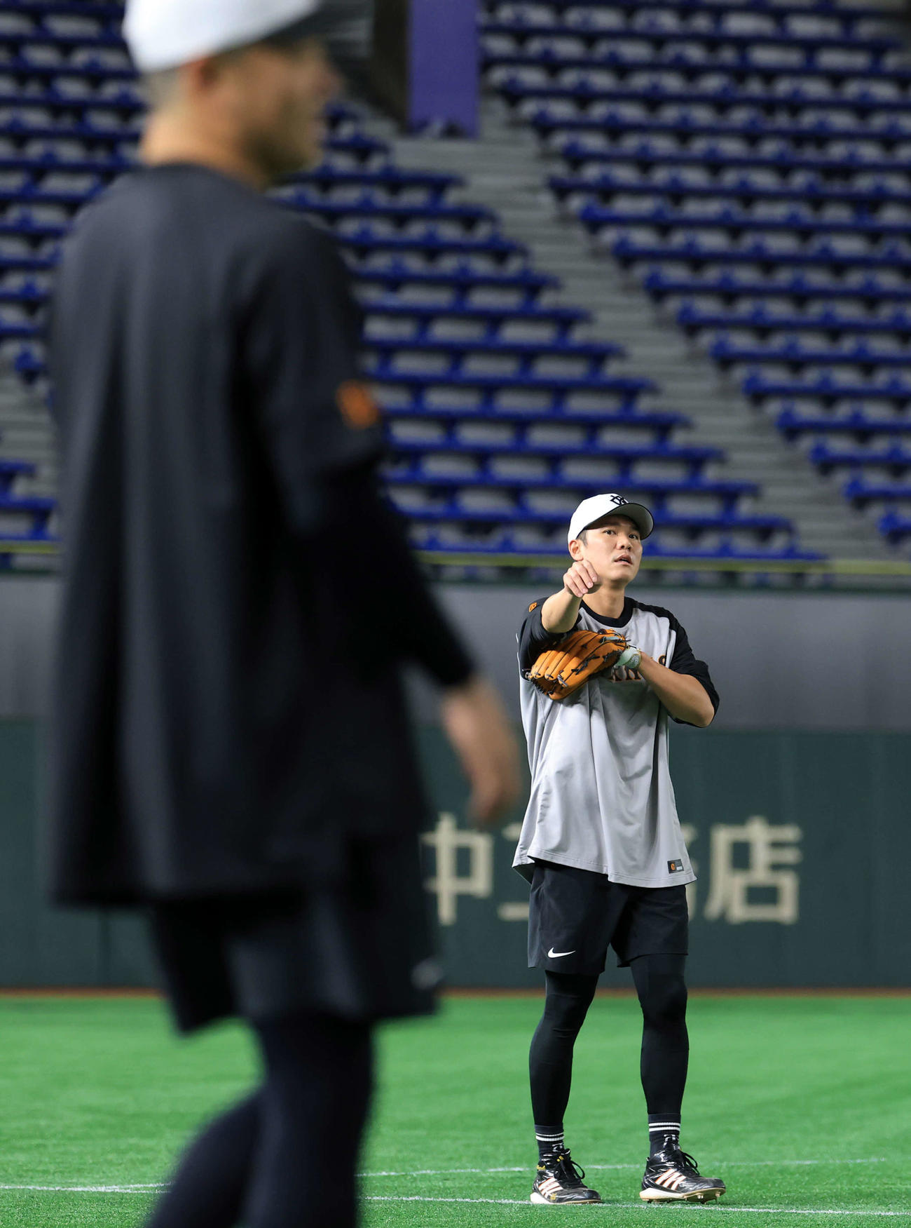 巨人対ヤクルト　三塁ノックをする巨人坂本（奥）はちらりと田中将を見る（撮影・浅見桂子）
