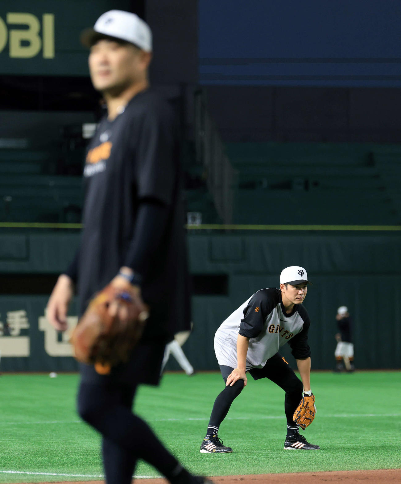 巨人対ヤクルト　三塁ノックをする巨人坂本（奥）。手前は田中将（撮影・浅見桂子）