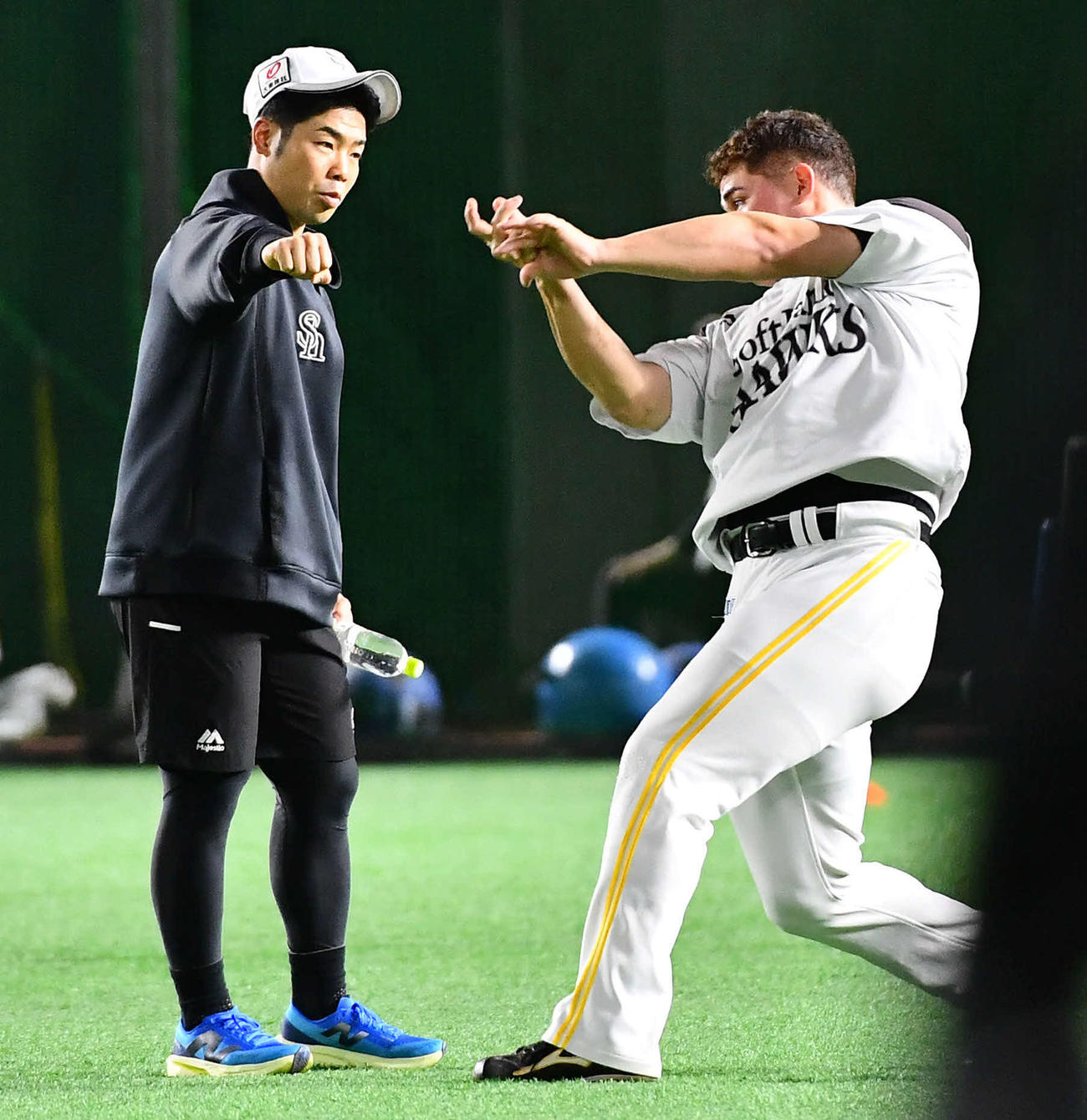ソフトバンク対ロッテ　試合前、リチャード（右）に打撃のアドバイスをする近藤（撮影・岩下翔太）