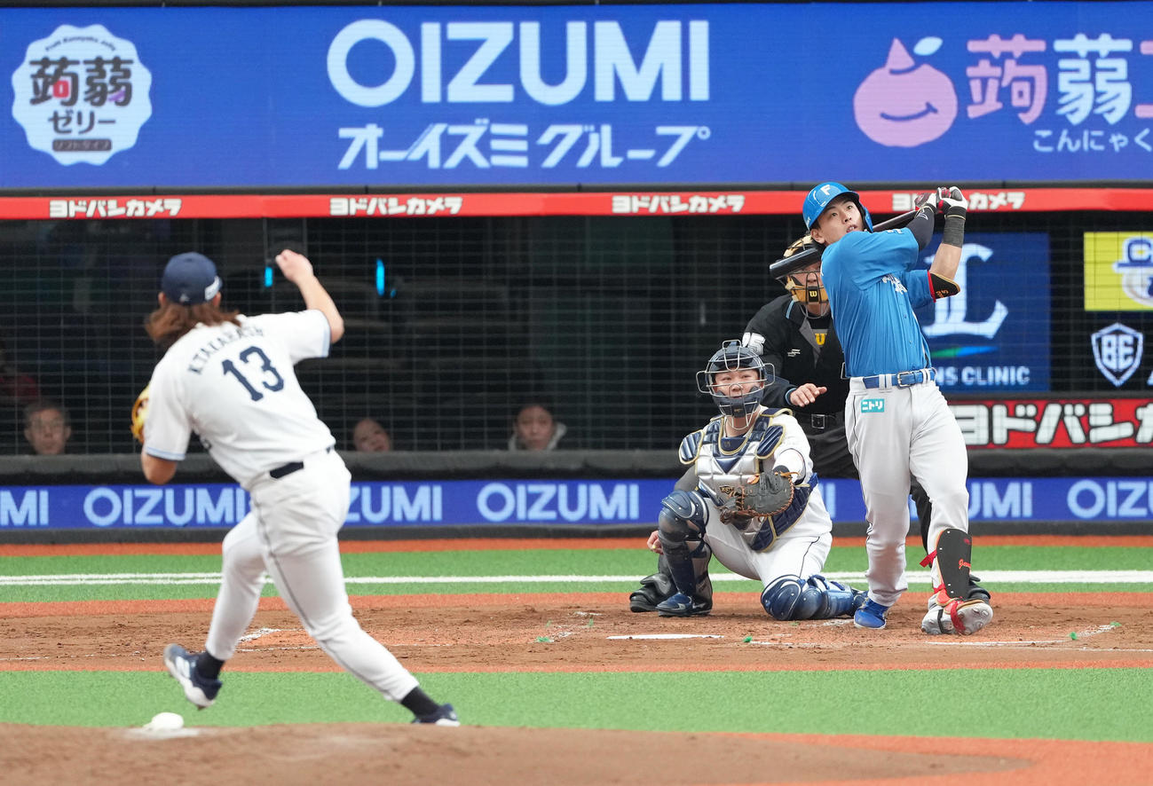 西武対日本ハム　3回表日本ハム1死、1死二塁、野村は左越え3点本塁打を放つ。投手高橋（撮影・足立雅史）