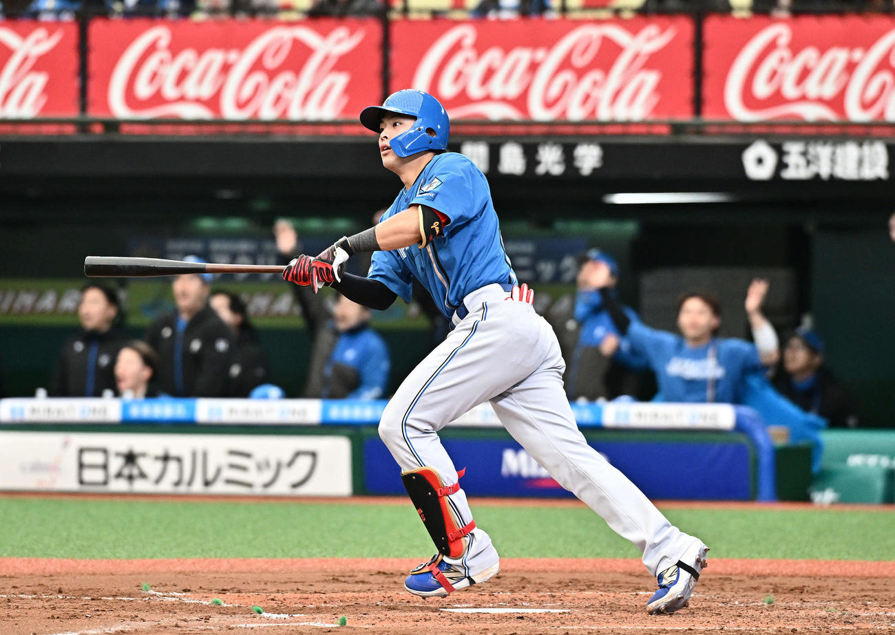 西武対日本ハム　3回表日本ハム1死一、二塁、野村は左越え3点本塁打を放つ（撮影・滝沢徹郎）