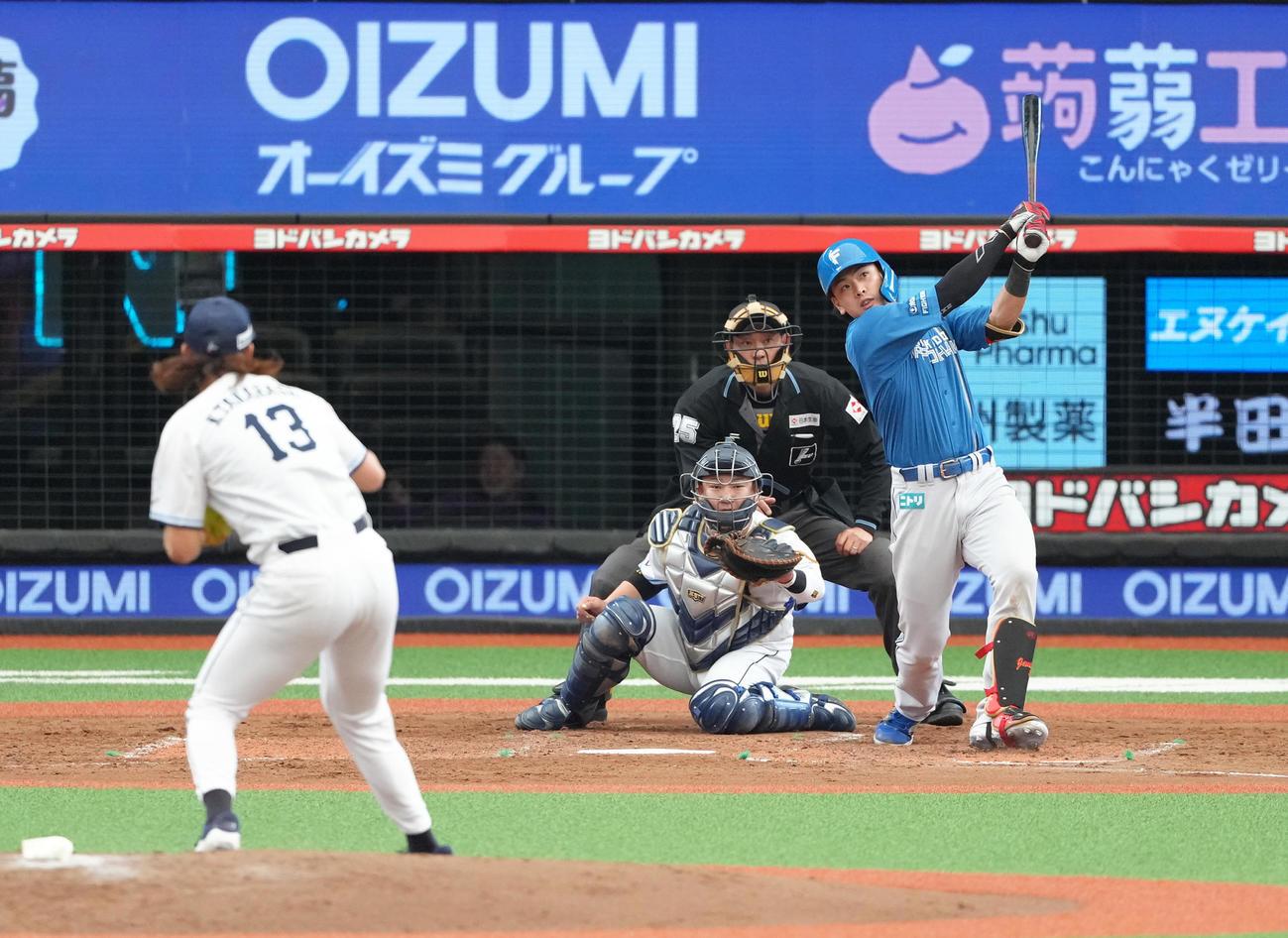 西武対日本ハム　5回表日本ハム2死二塁、野村は左越え2点本塁打を放つ。投手高橋（撮影・足立雅史）
