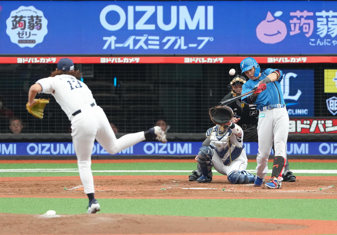 西武対日本ハム　3回表日本ハム1死、1死二塁、野村は左越え3点本塁打を放つ。投手高橋（撮影・足立雅史）