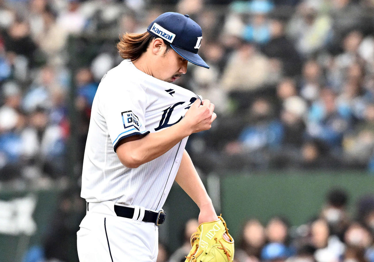 西武対日本ハム　3回表日本ハム1死一、二塁、野村に3点本塁打を許し肩を落とす高橋（撮影・滝沢徹郎）