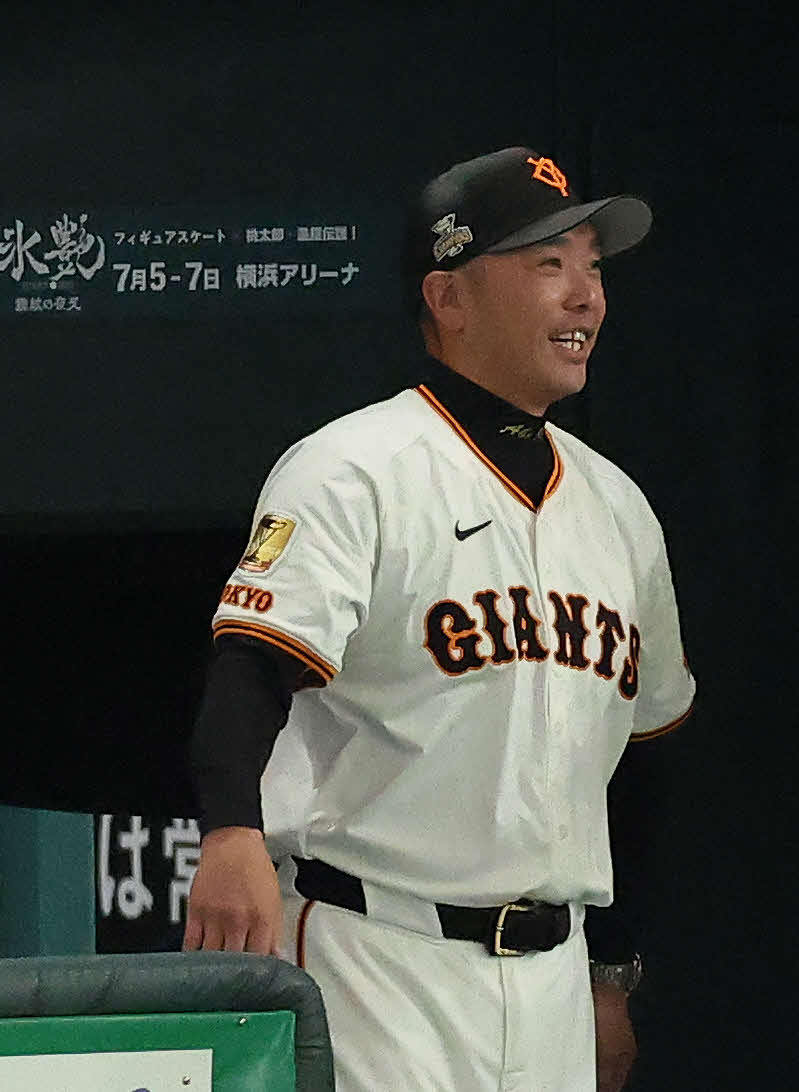 巨人対ヤクルト　2回裏巨人2死満塁、石川が左前先制適時打を放ち笑顔を見せる阿部監督（撮影・河田真司）