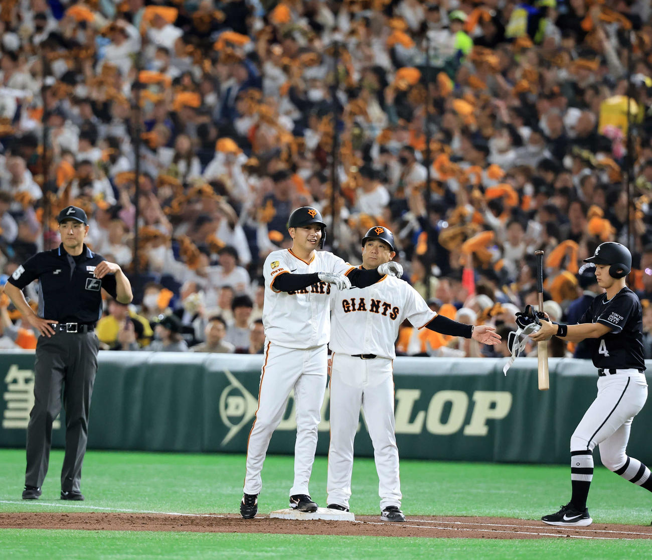 巨人対ヤクルト　2回裏巨人2死満塁、石川は先制適時打を放ち、喜ぶファンを背に笑顔（撮影・浅見桂子）