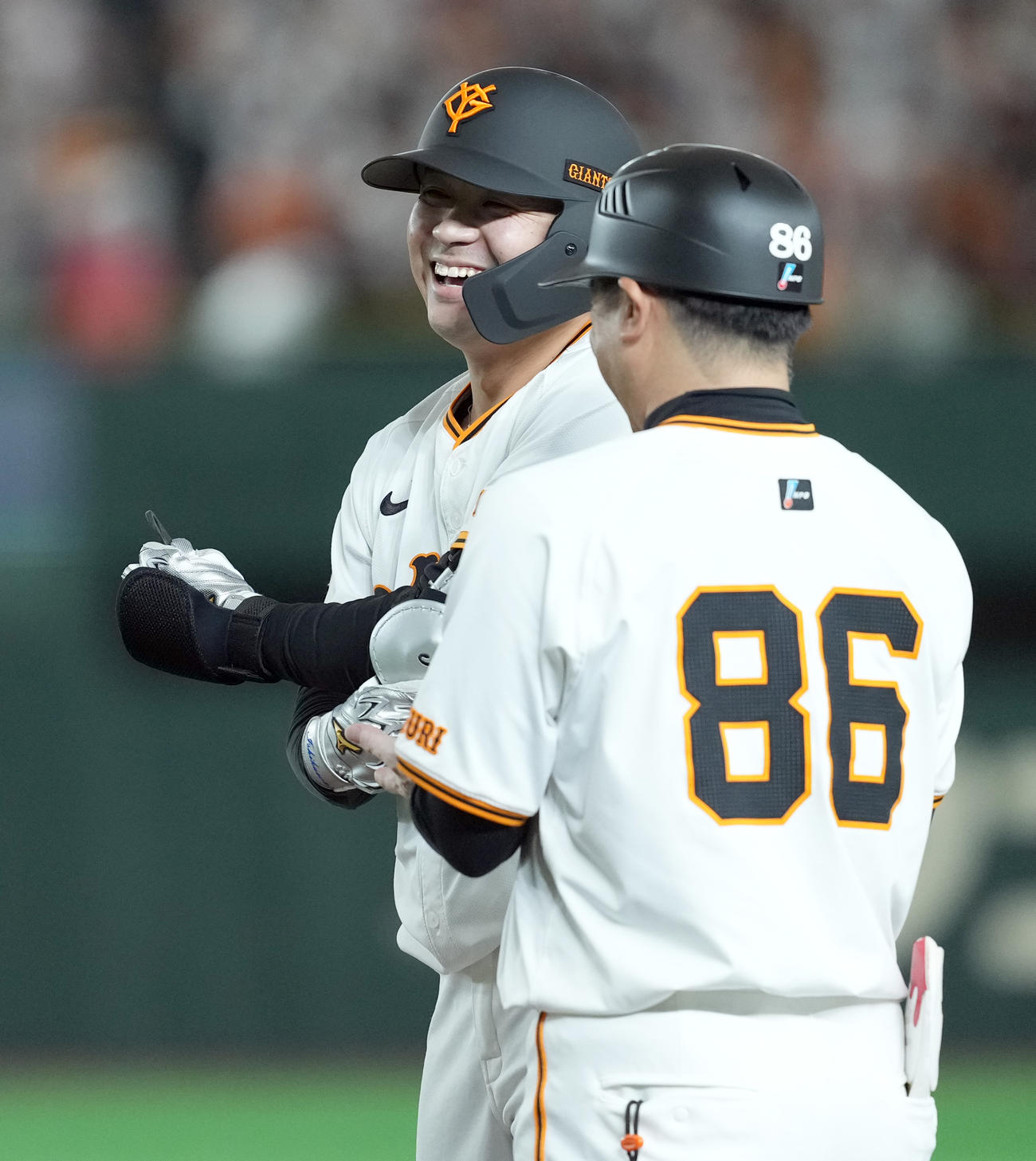 巨人対ヤクルト　2回裏巨人満塁、左前に適時打を放ち笑顔を見せる石川（撮影・たえ見朱実）