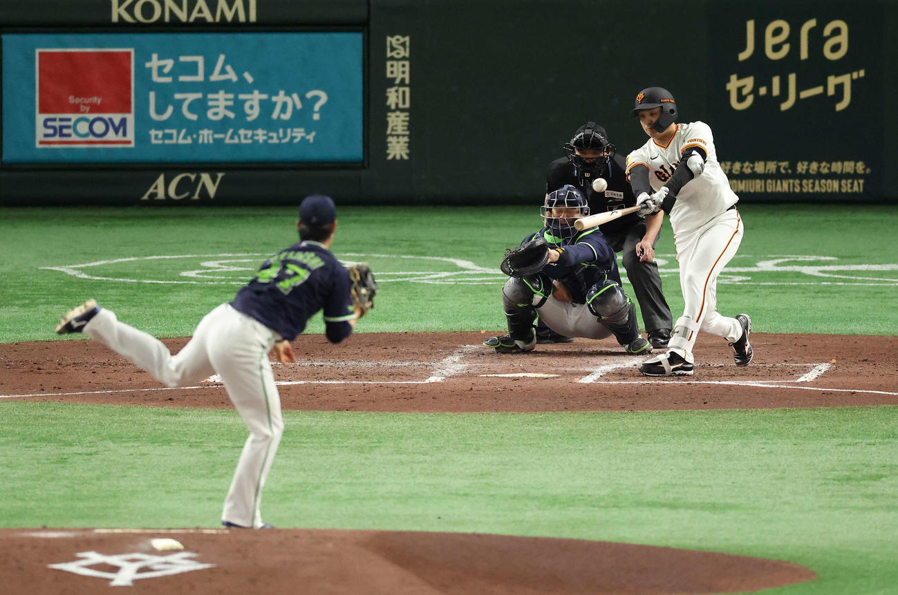 巨人対ヤクルト　2回裏巨人2死満塁、左前先制適時打を放つ石川。投手高橋（撮影・河田真司）