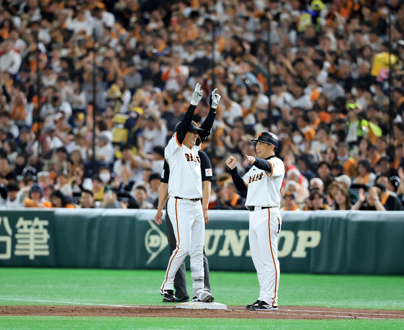 巨人対ヤクルト　2回裏巨人2死満塁、石川は先制適時打を放ち、喜ぶファンを背に笑顔でバンザイ（撮影・浅見桂子）