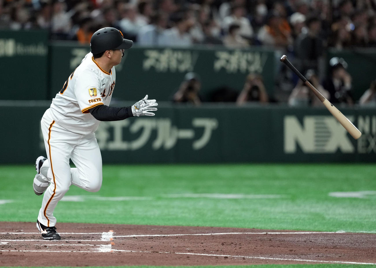 巨人対ヤクルト　2回裏巨人満塁、左前に適時打を放つ石川（撮影・たえ見朱実）