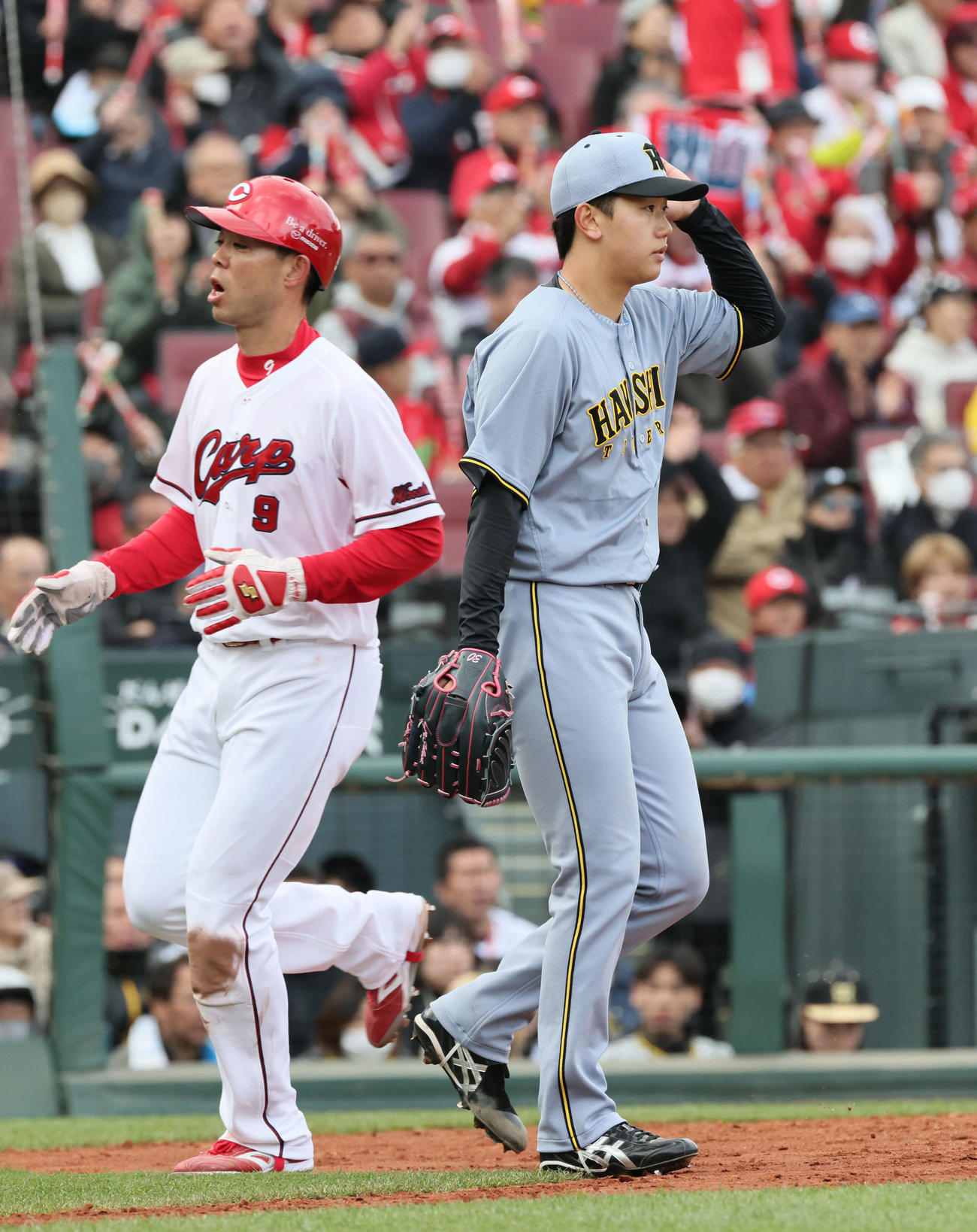 広島対阪神　4回裏広島無死一、三塁、菊池に先制左犠飛を浴びた門別。左は生還した秋山（撮影・加藤孝規）