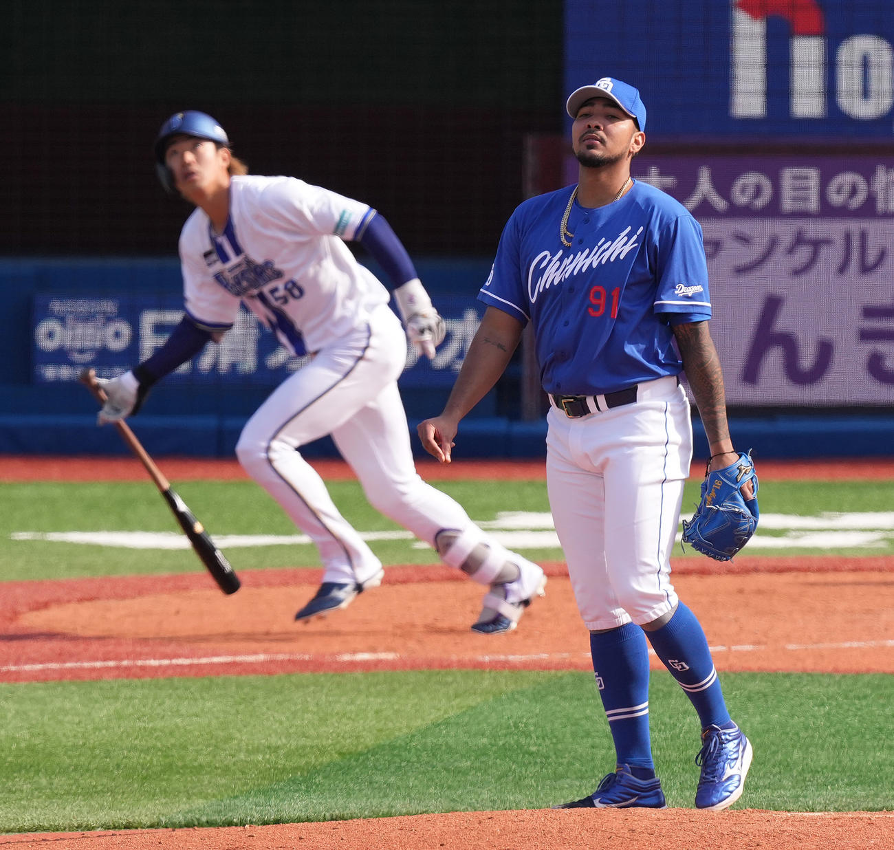 DeNA対中日　4回裏DeNA無死、梶原に先制の中越えソロ本塁打を浴びるメヒア（撮影・鈴木みどり）