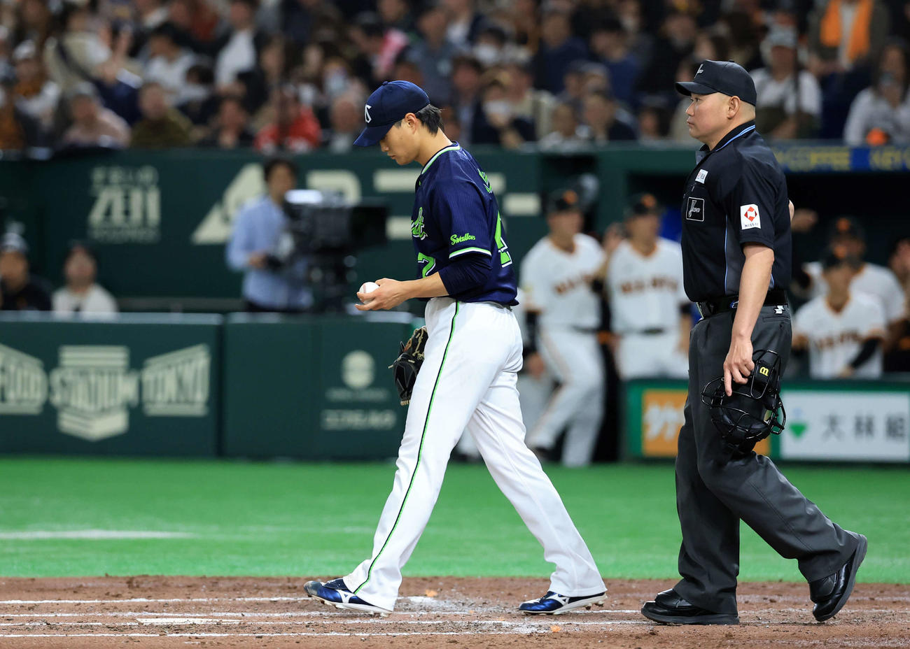 巨人対ヤクルト　2回裏巨人2死満塁、打者若林の時、高橋は暴投して2点目を失いぼう然（撮影・浅見桂子）