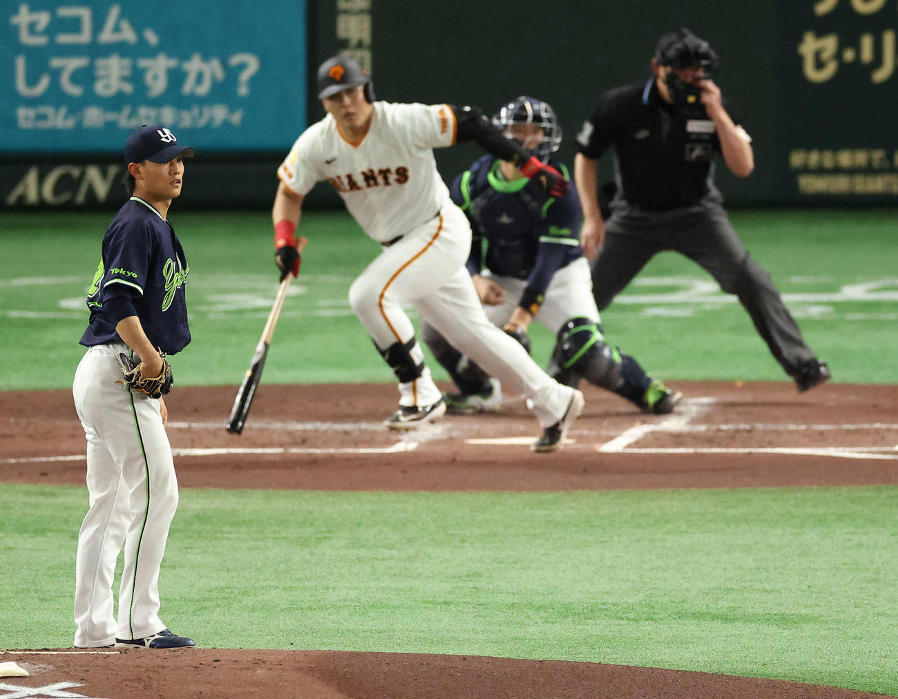 巨人対ヤクルト　2回裏巨人無死、岡本に遊撃内野安打を浴びる高橋（撮影・河田真司）