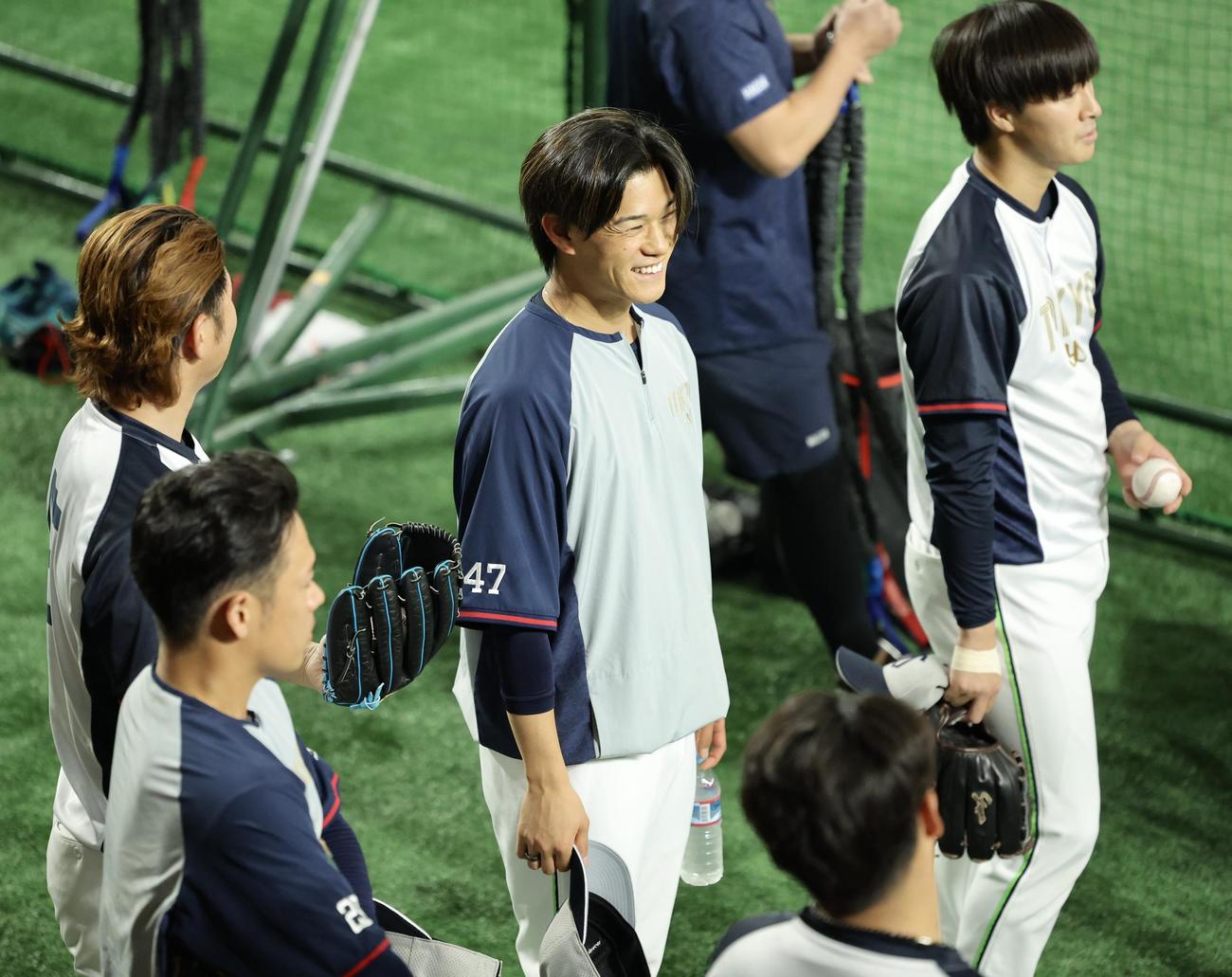 巨人対ヤクルト　試合前、投手陣円陣で笑顔を見せるヤクルト高橋（中央）（撮影・河田真司）