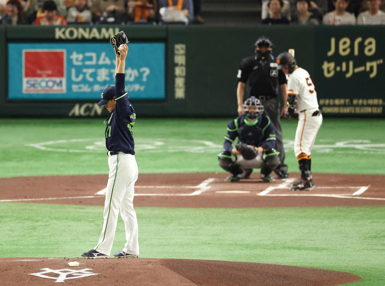 巨人対ヤクルト　マウンドに上がる先発のヤクルト高橋（撮影・河田真司）