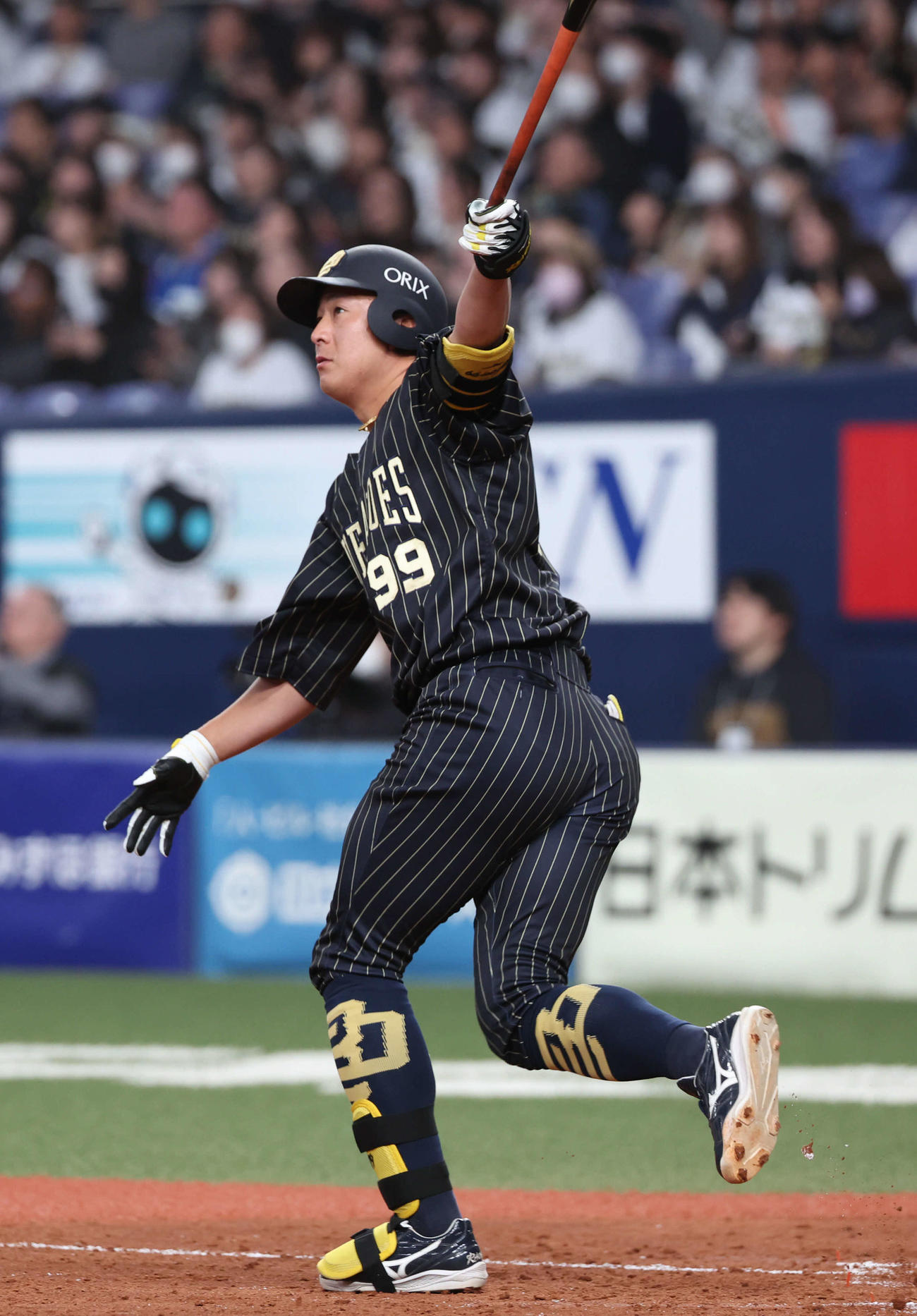 オリックス対楽天　5回裏オリックス2死一塁、杉本は左越えに本塁打を放つ（撮影・西尾就之）